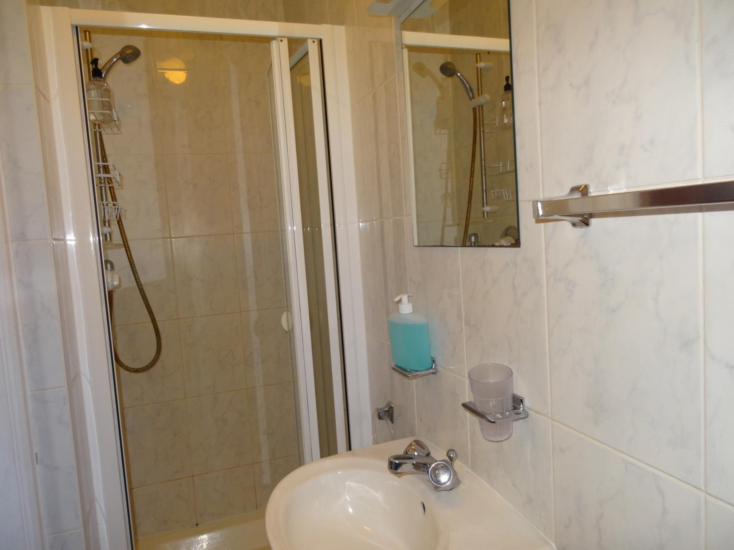 Double Room with Private Bathroom - Photo 2
