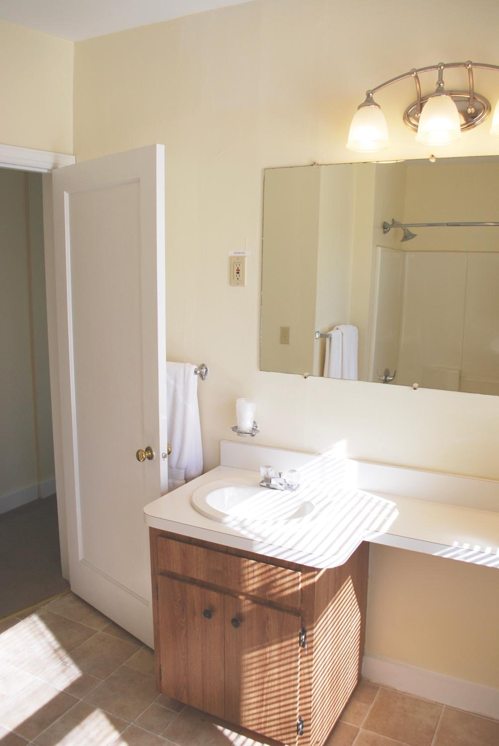 Deluxe King Room - Photo 6