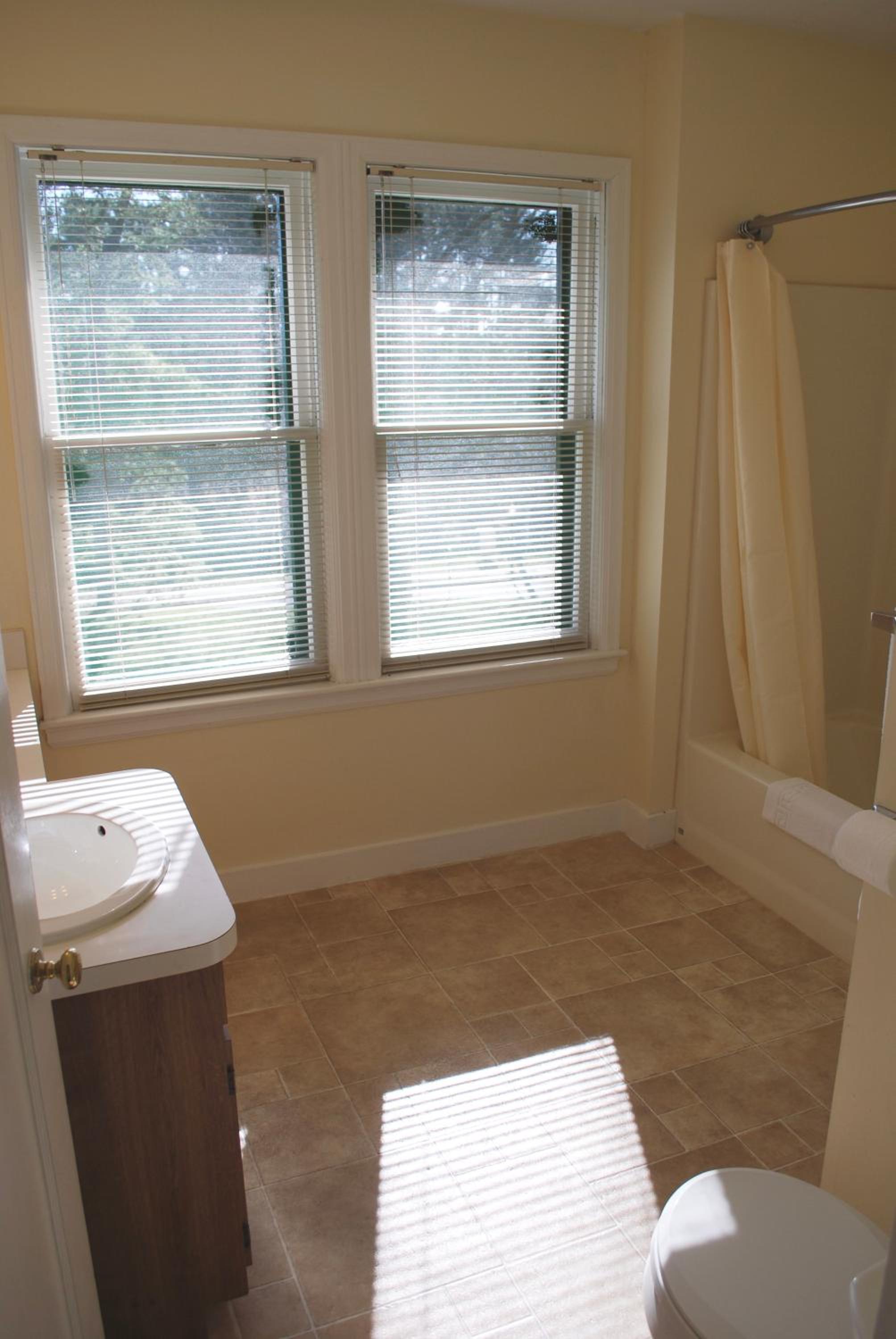 Deluxe King Room - Photo 8