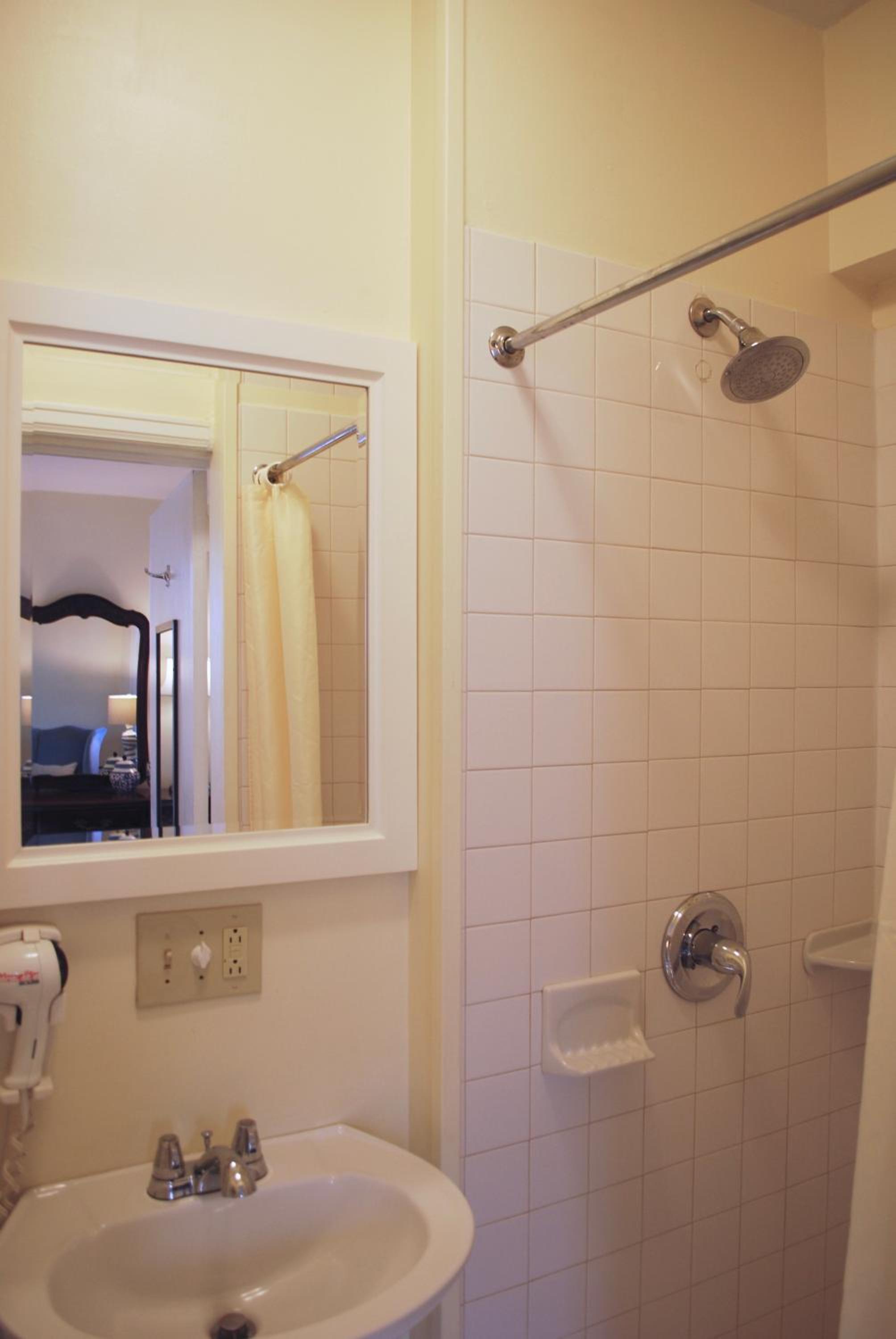 Deluxe Triple Room - Photo 9