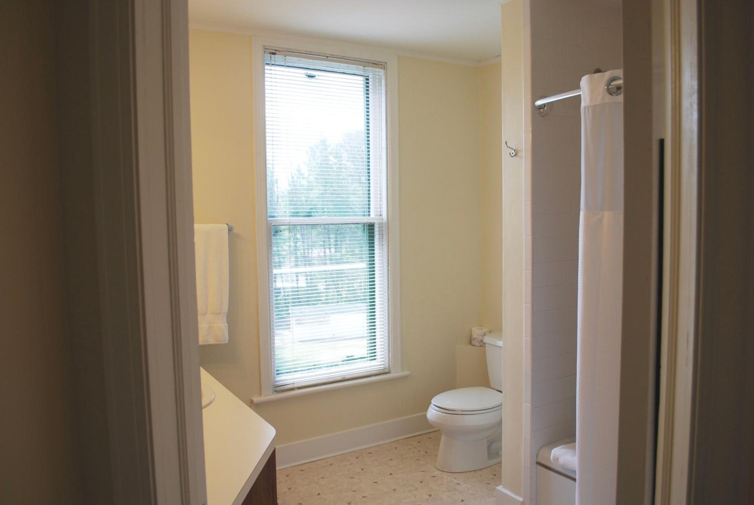 Deluxe Quadruple Room - Photo 9