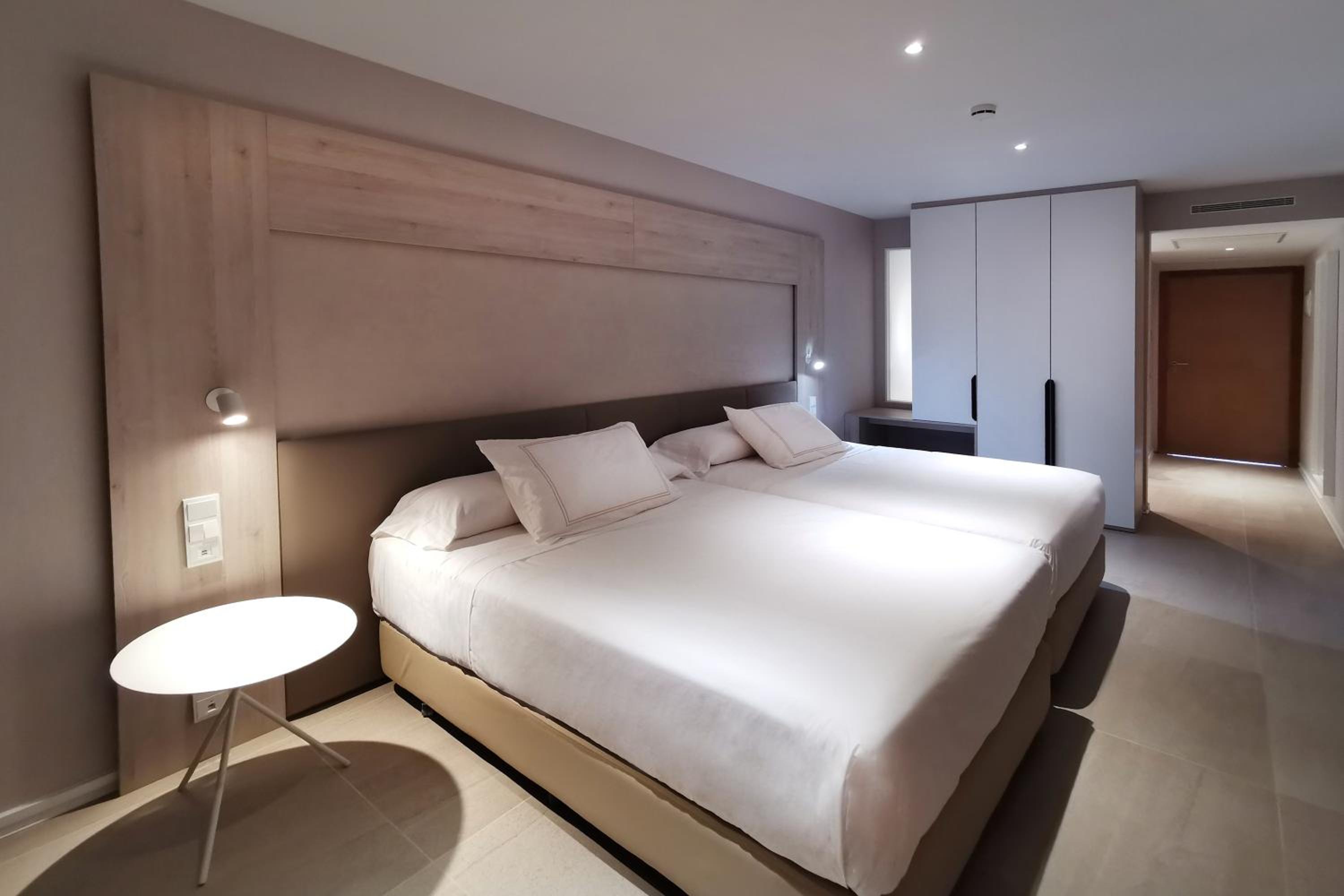 Double or Twin Room with Side Sea View (2 Adults + 1 Child) - Photo 4