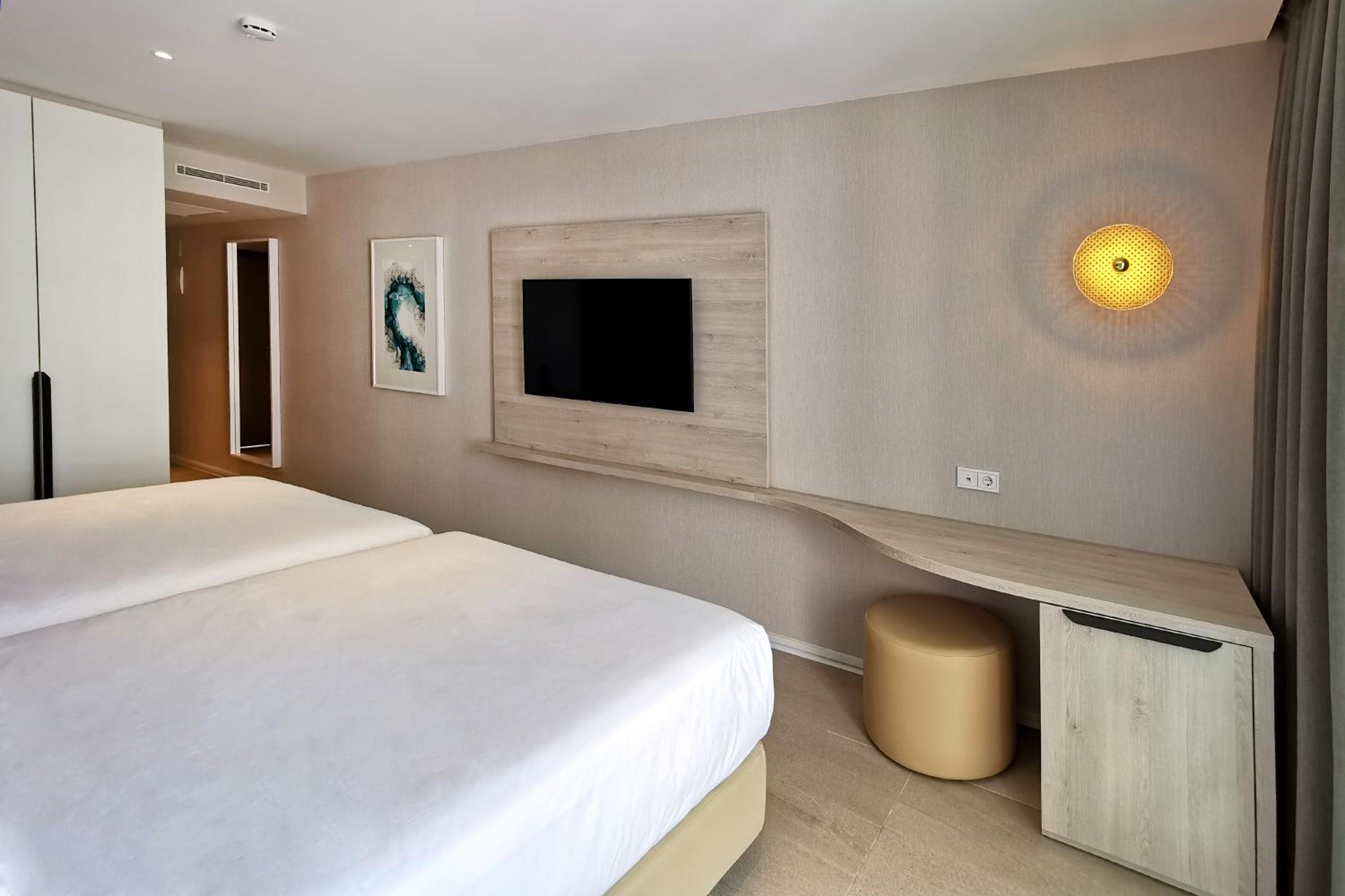 Double or Twin Room with Side Sea View (2 Adults + 1 Child) - Photo 6