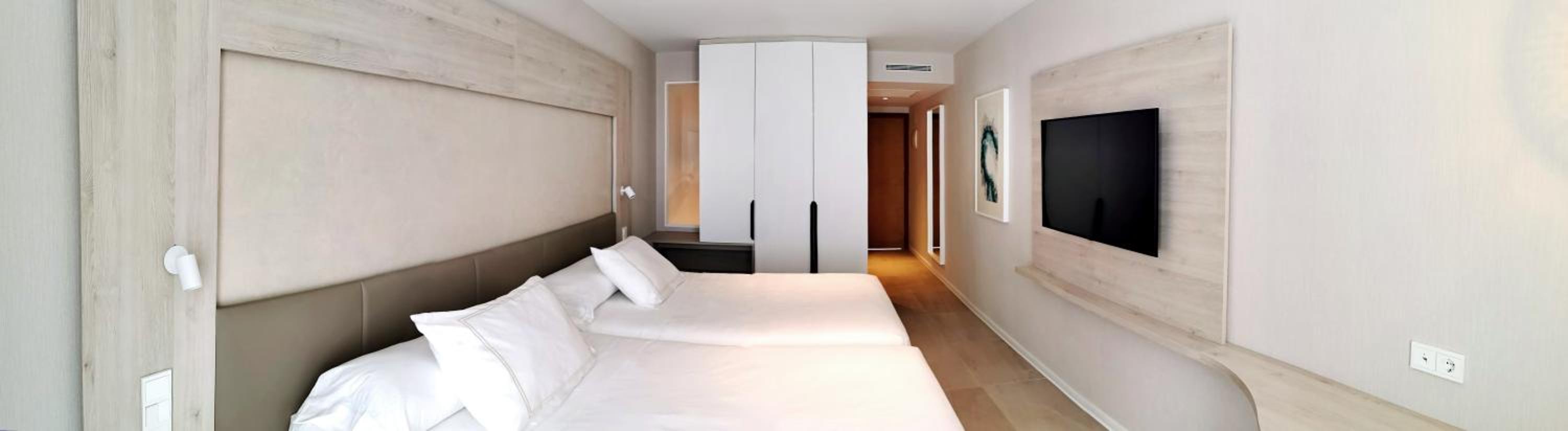 Double or Twin Room with Side Sea View (2 Adults + 1 Child) - Photo 7