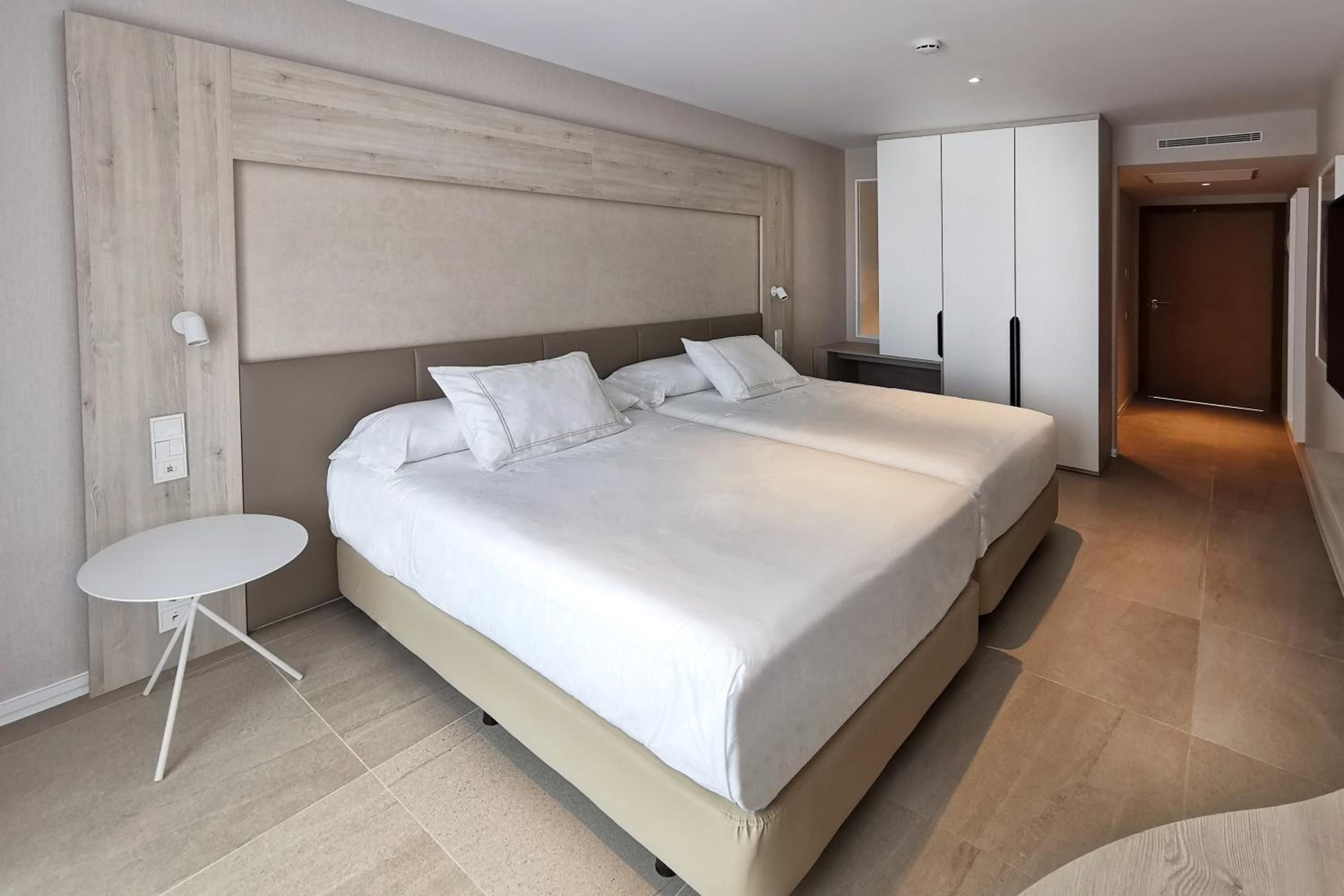 Double or Twin Room with Side Sea View (2 Adults + 1 Child) - Photo 1