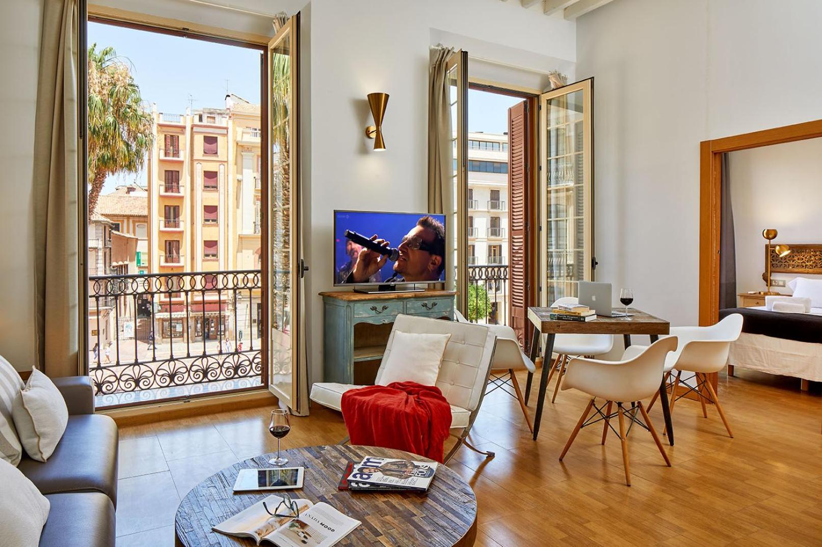 Apartamento con Balcón y Vistas a la Plaza
