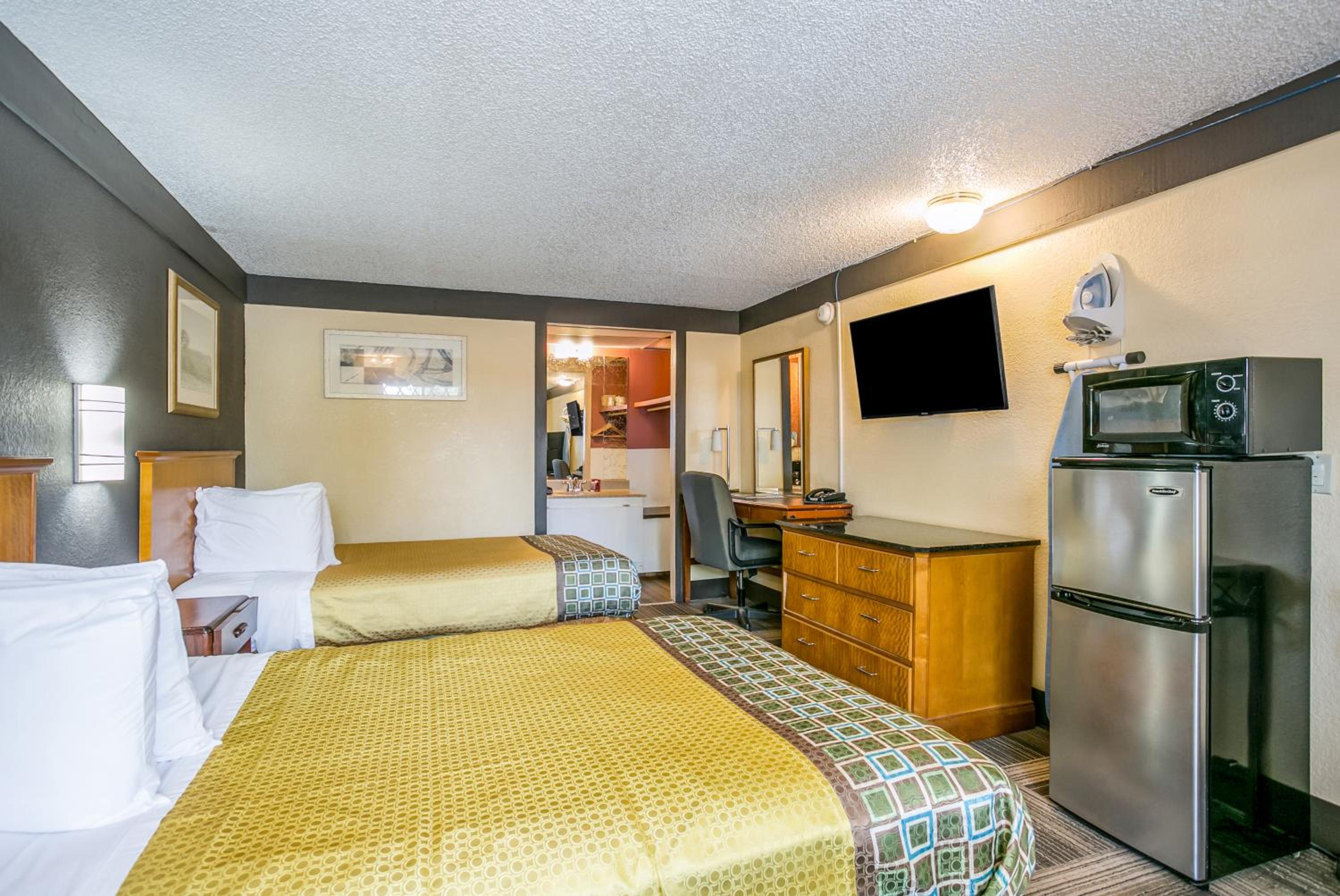 Double Room with Two Double Beds - Smoking - Photo 2