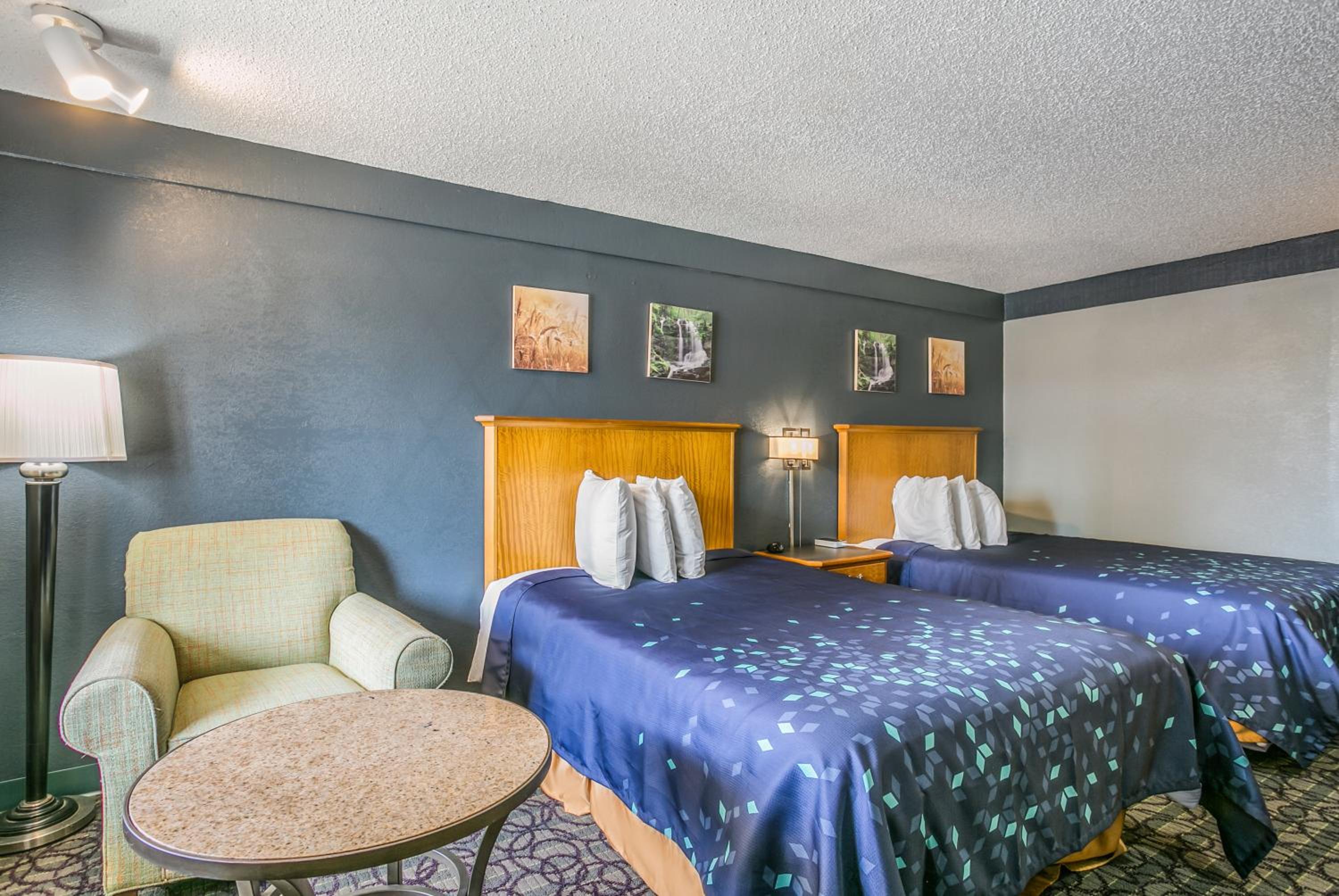 Double Room with Two Double Beds - Non-Smoking - Photo 3