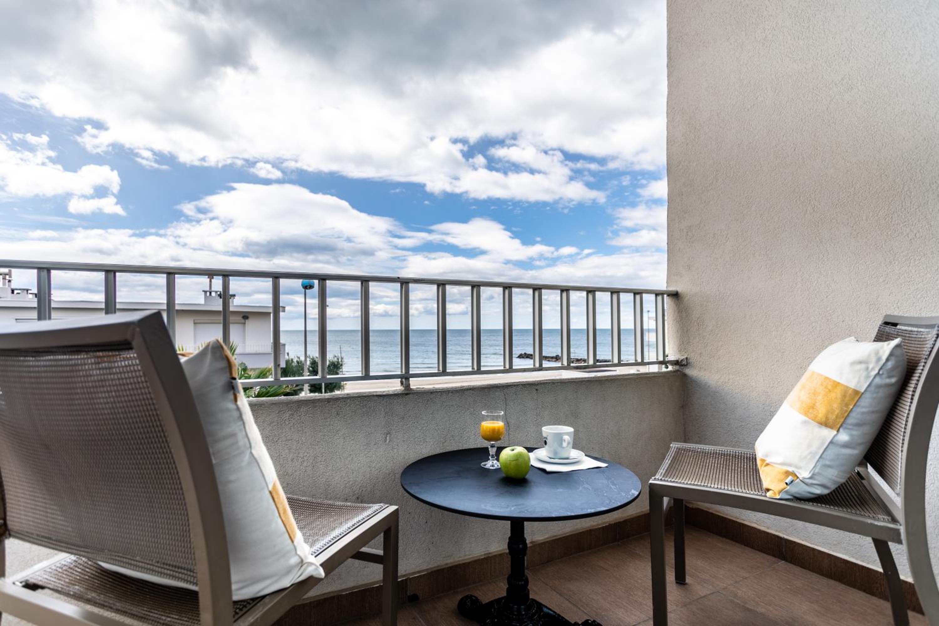 Double Room with Balcony - Photo 6