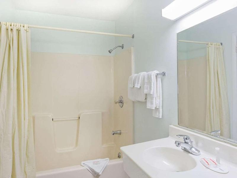 Suite with Hot Tub - Photo 2