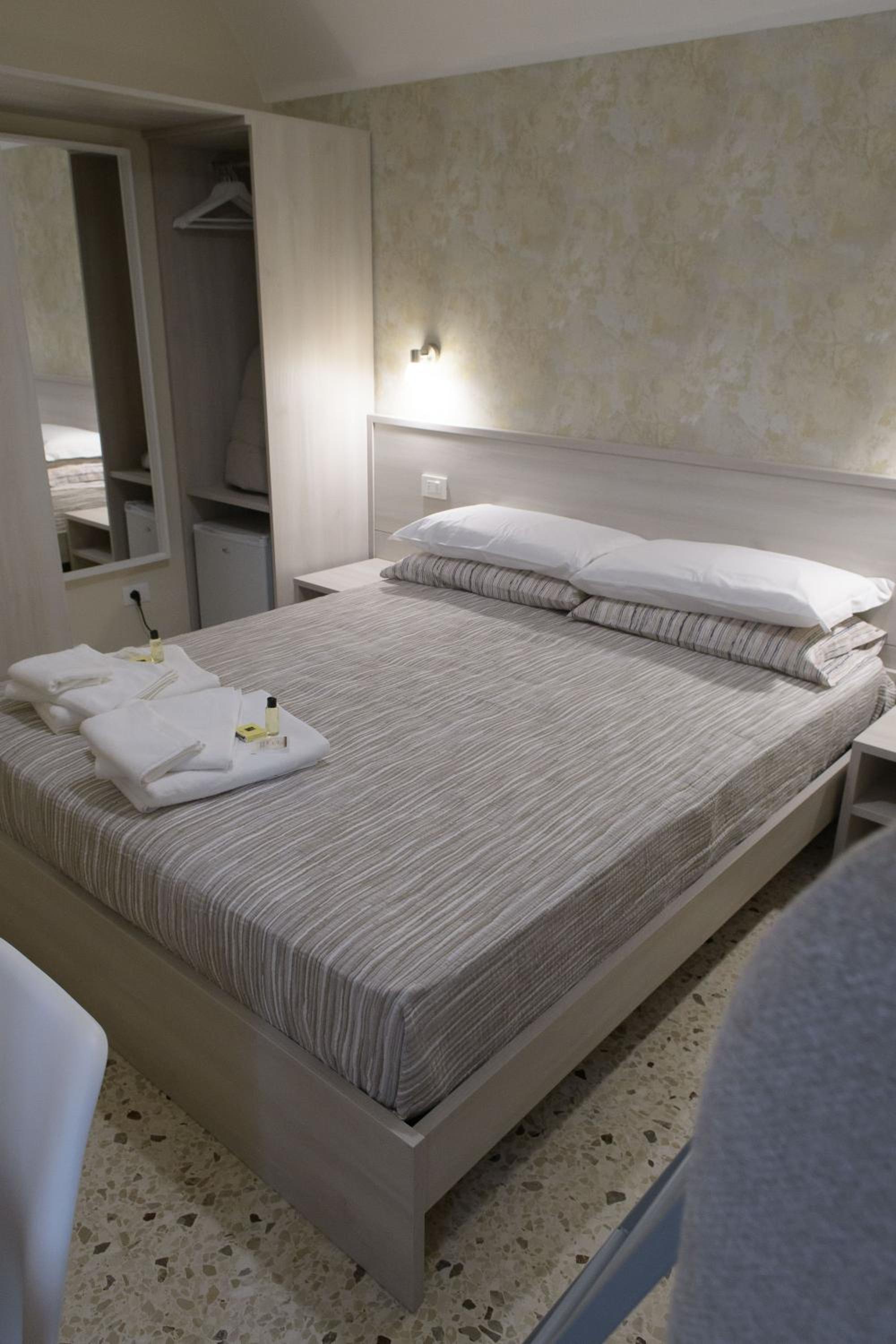 Quadruple Room with Private Bathroom photo 1