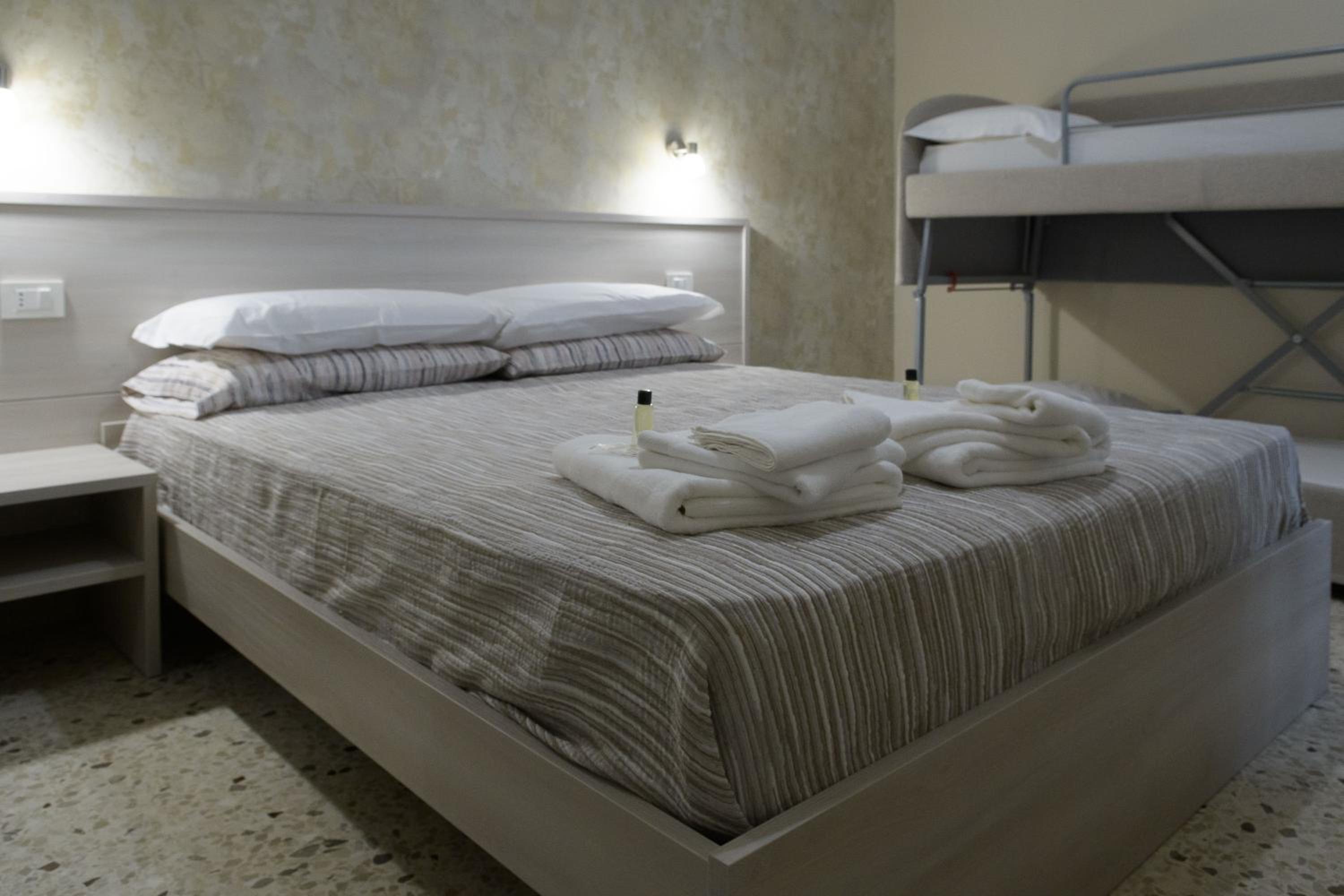 Double Room with Private Bathroom photo 2