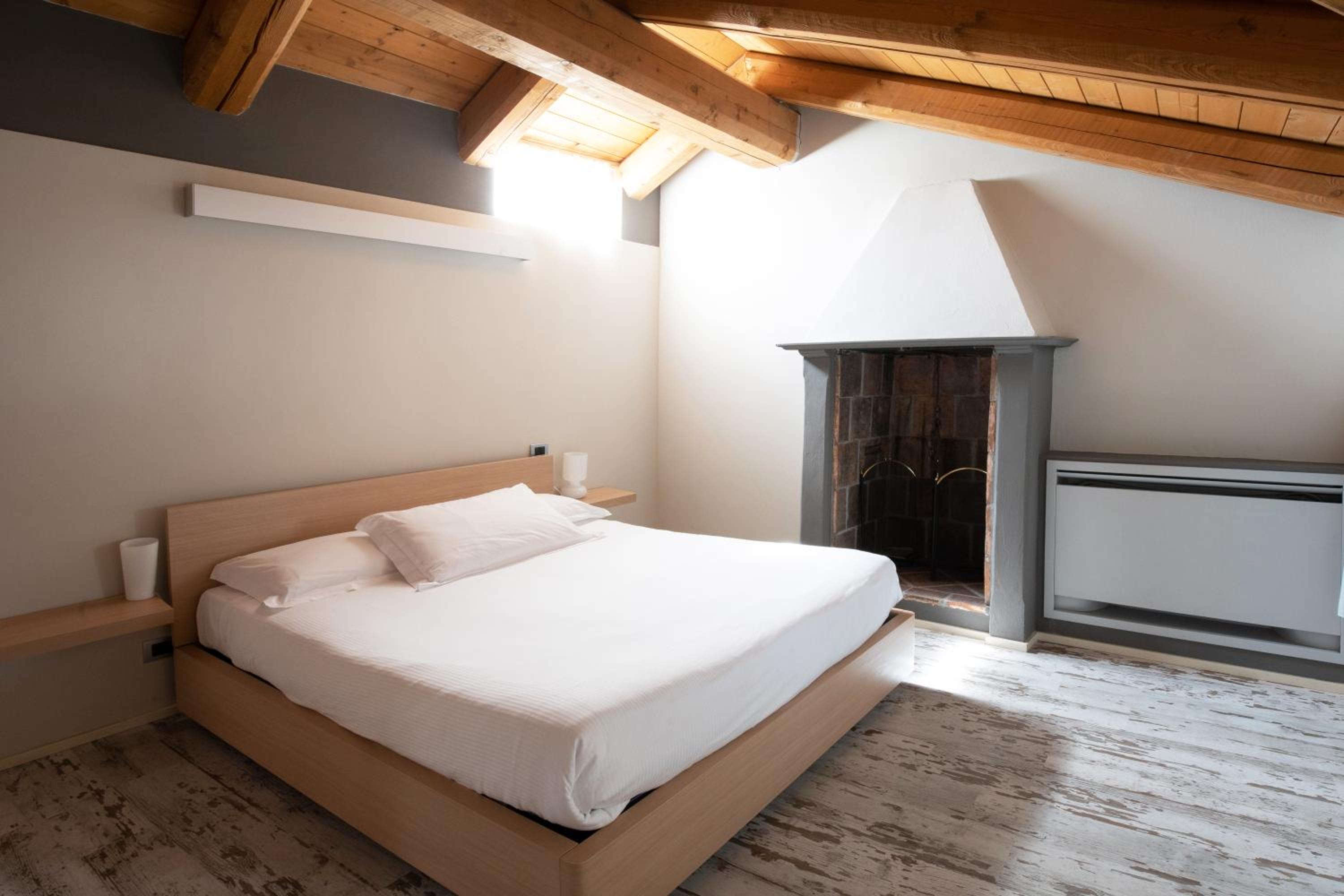 One-Bedroom Apartment - Attic photo 2