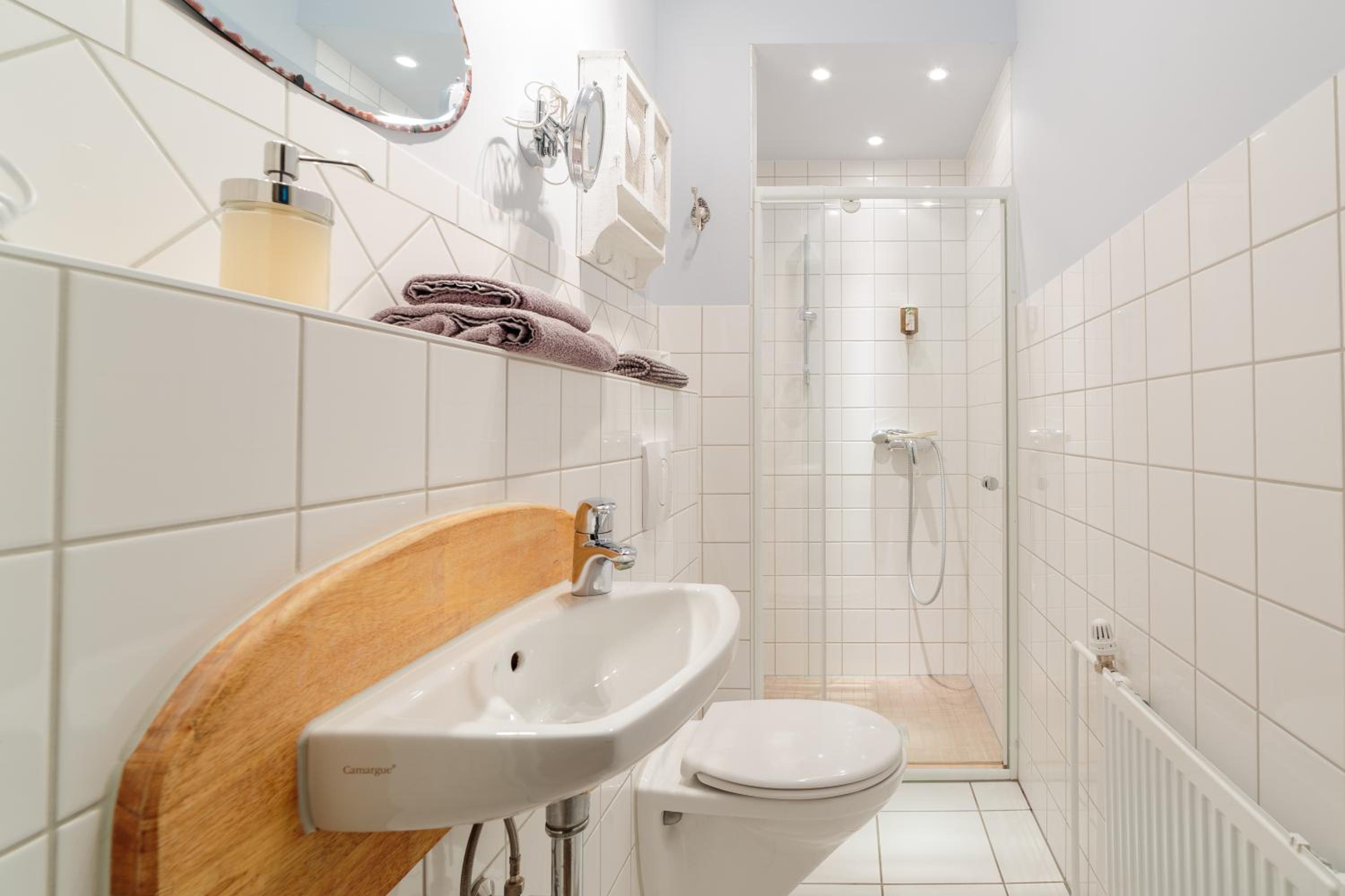 Twin Room with Private Bathroom - Photo 6
