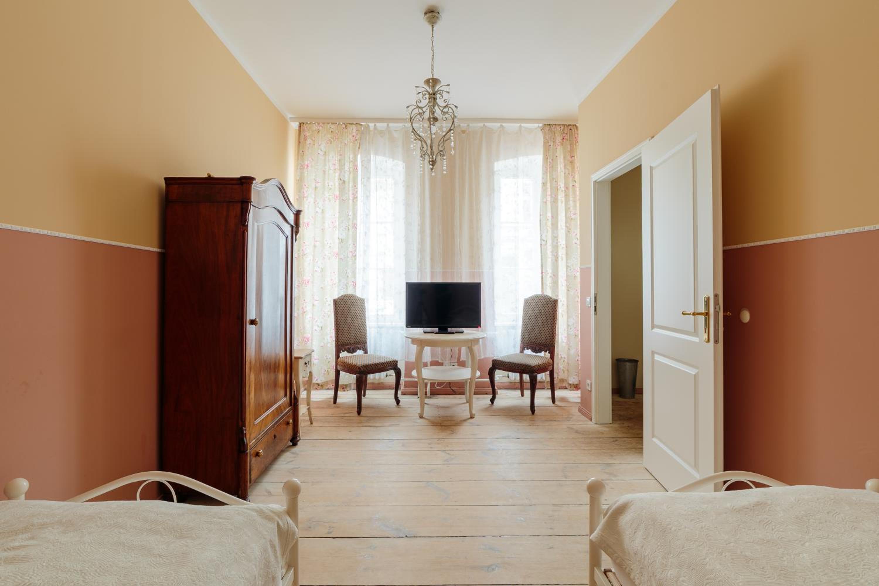 Twin Room with Private Bathroom - Photo 4
