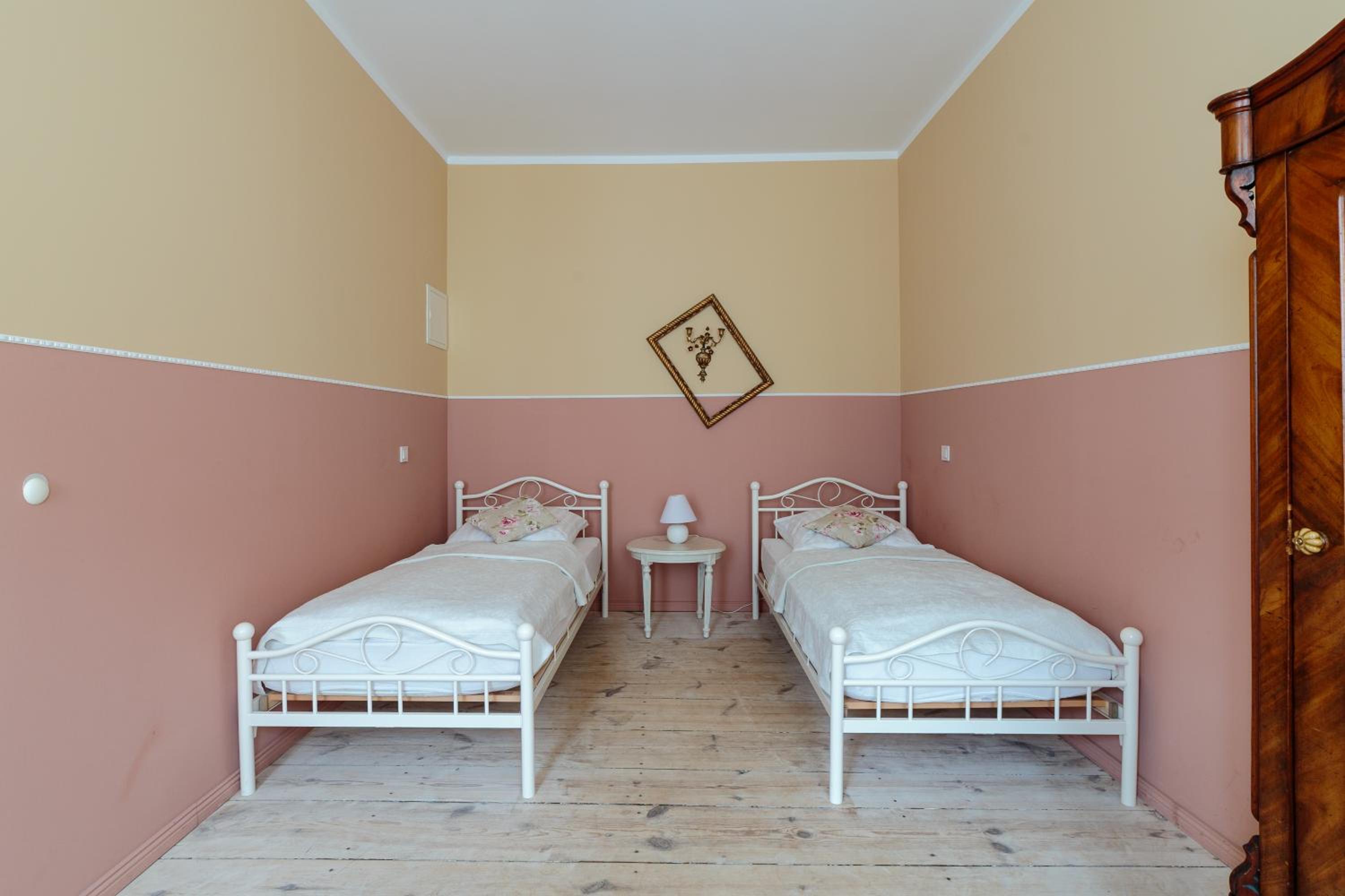 Twin Room with Private Bathroom - Photo 2