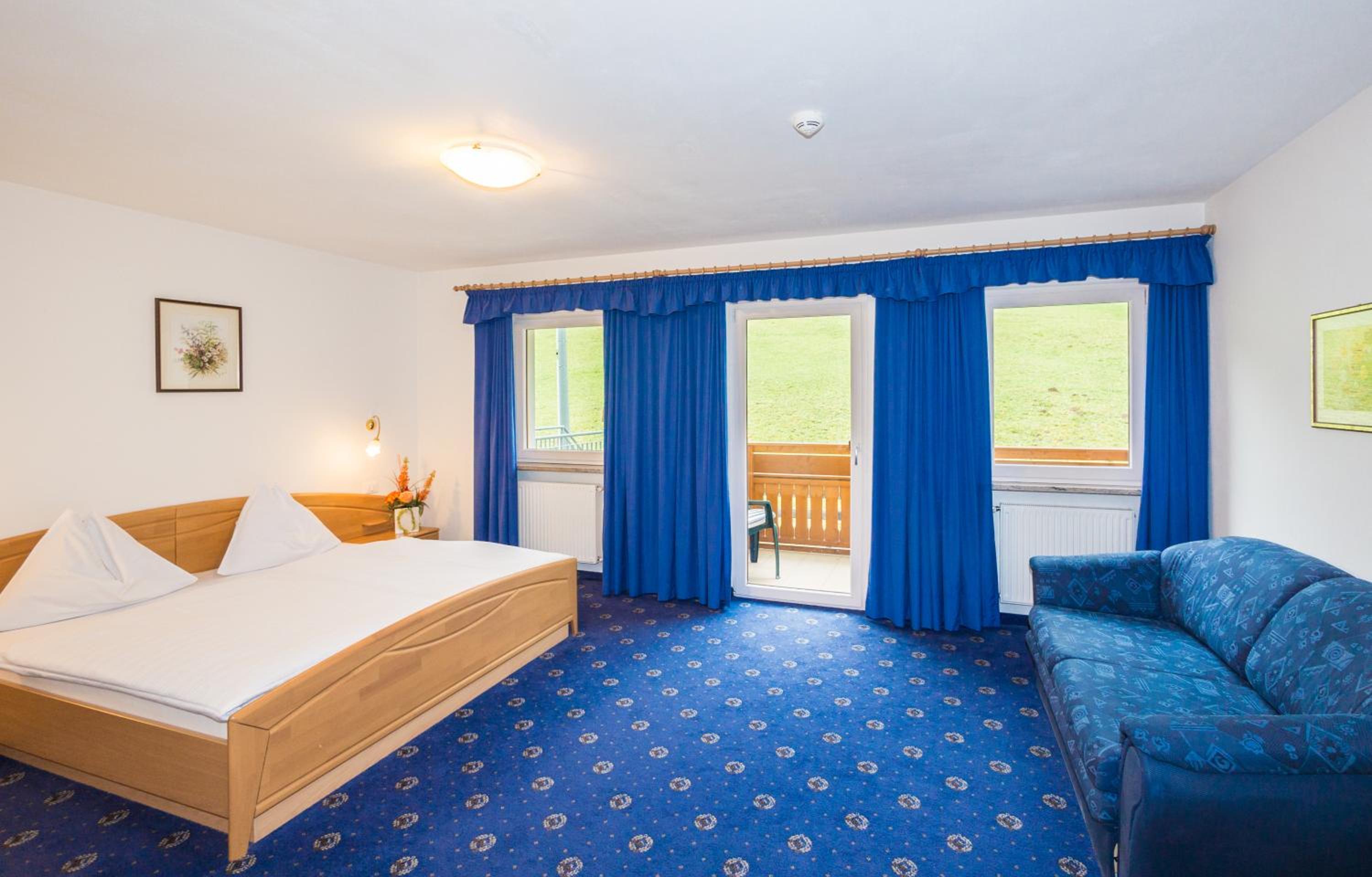 Family Room with Balcony and Mountain View  photo 3