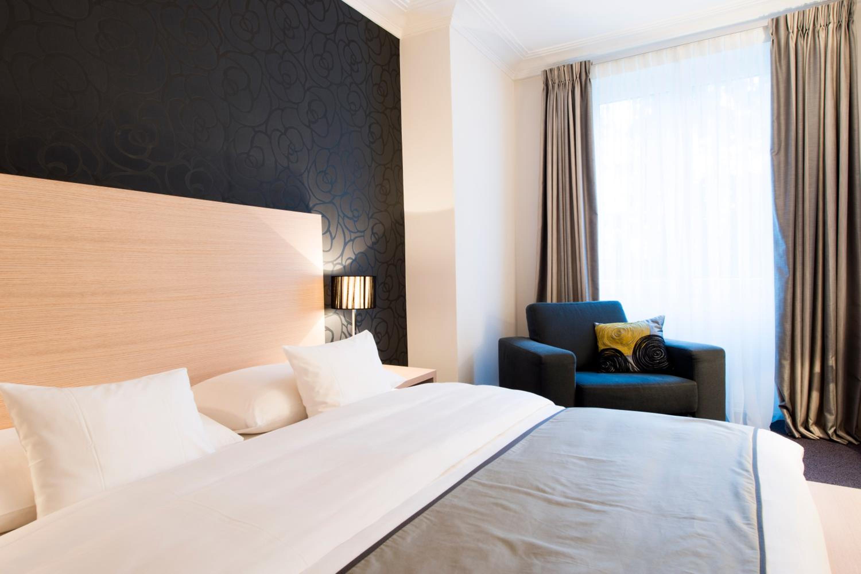 Junior Suite with Park View - Photo 7