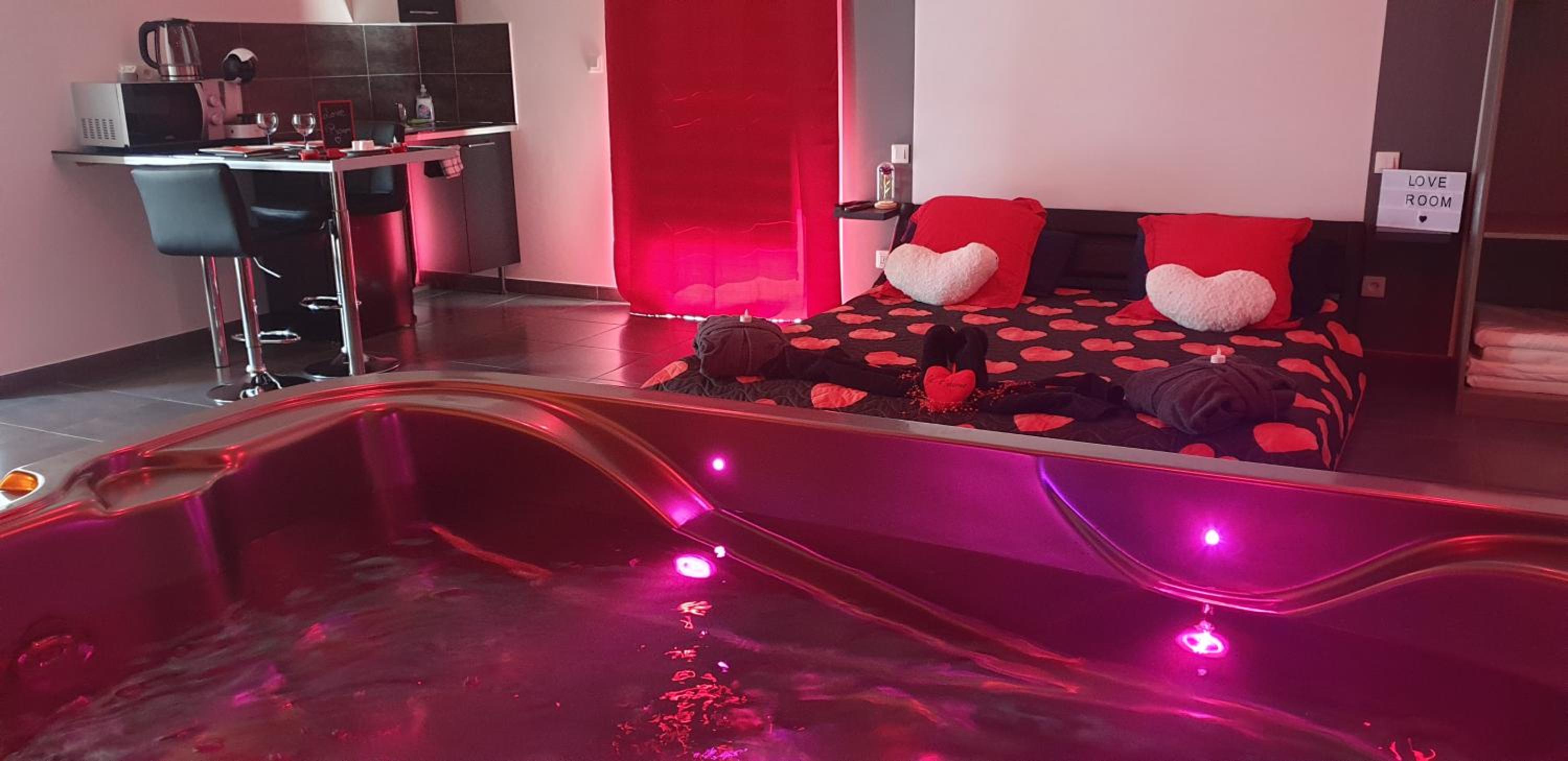 Double Room with Spa Bath - Photo 8