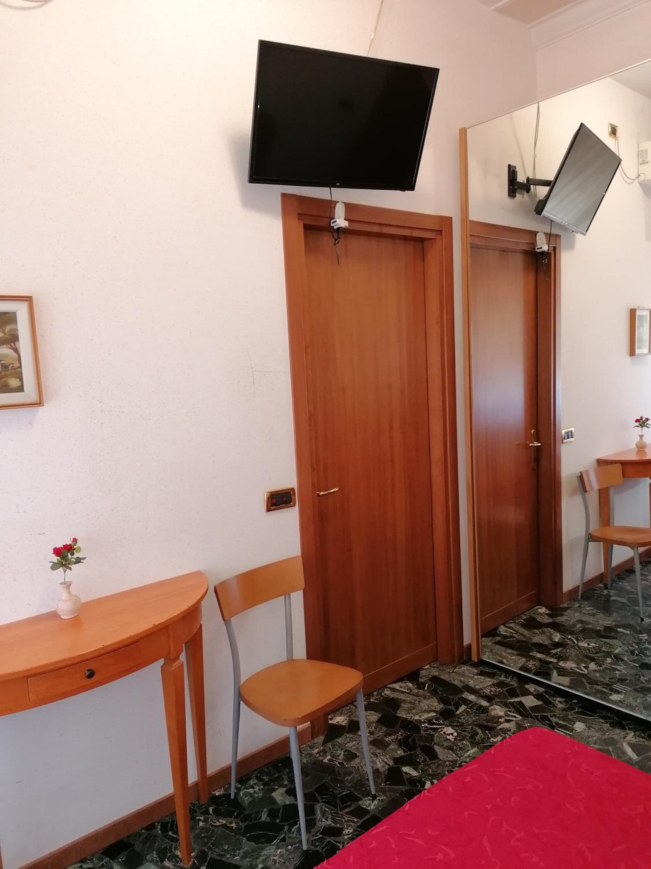 Double or Twin Room with Private Bathroom photo 2