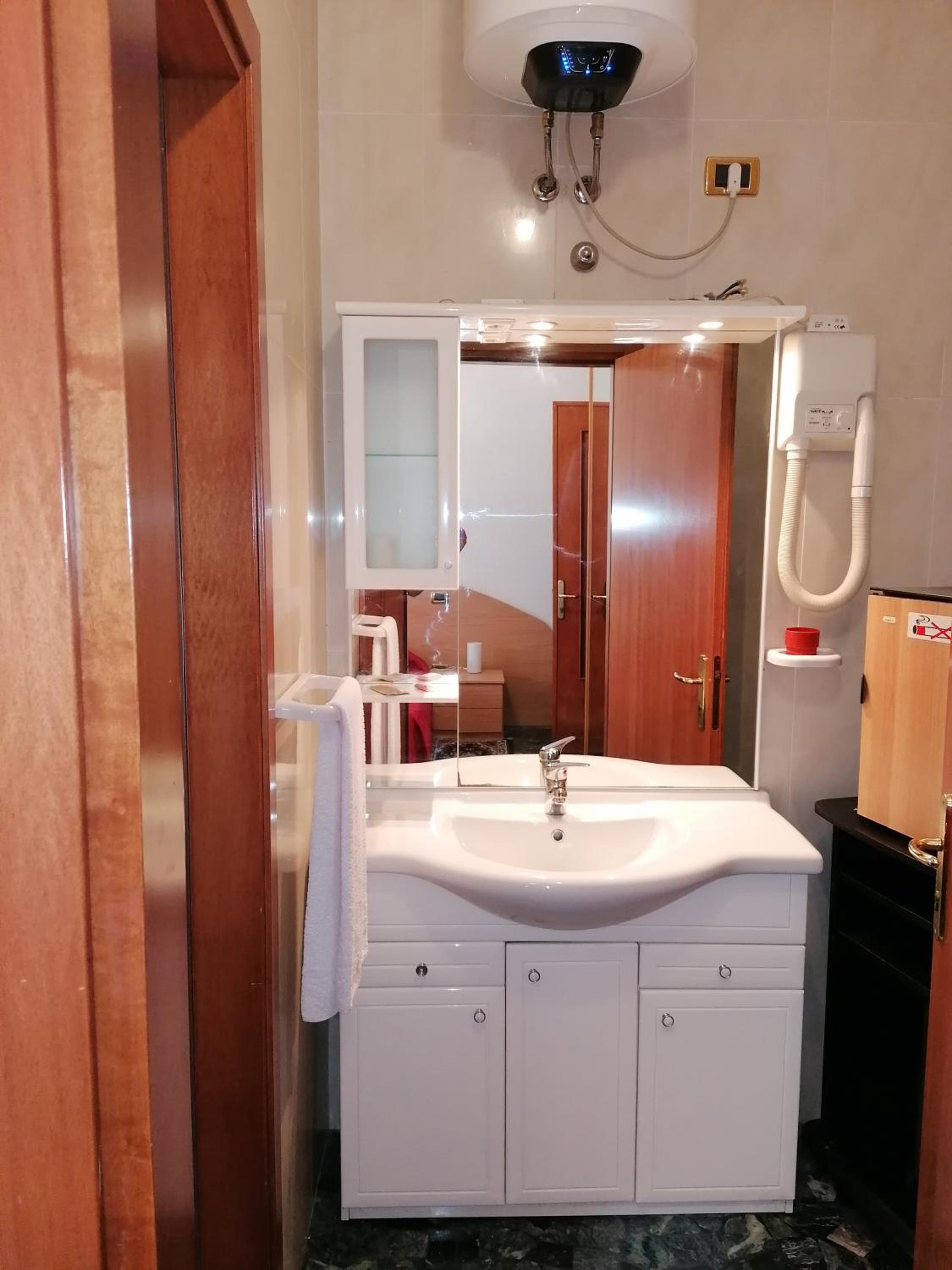 Double or Twin Room with Private Bathroom photo 2