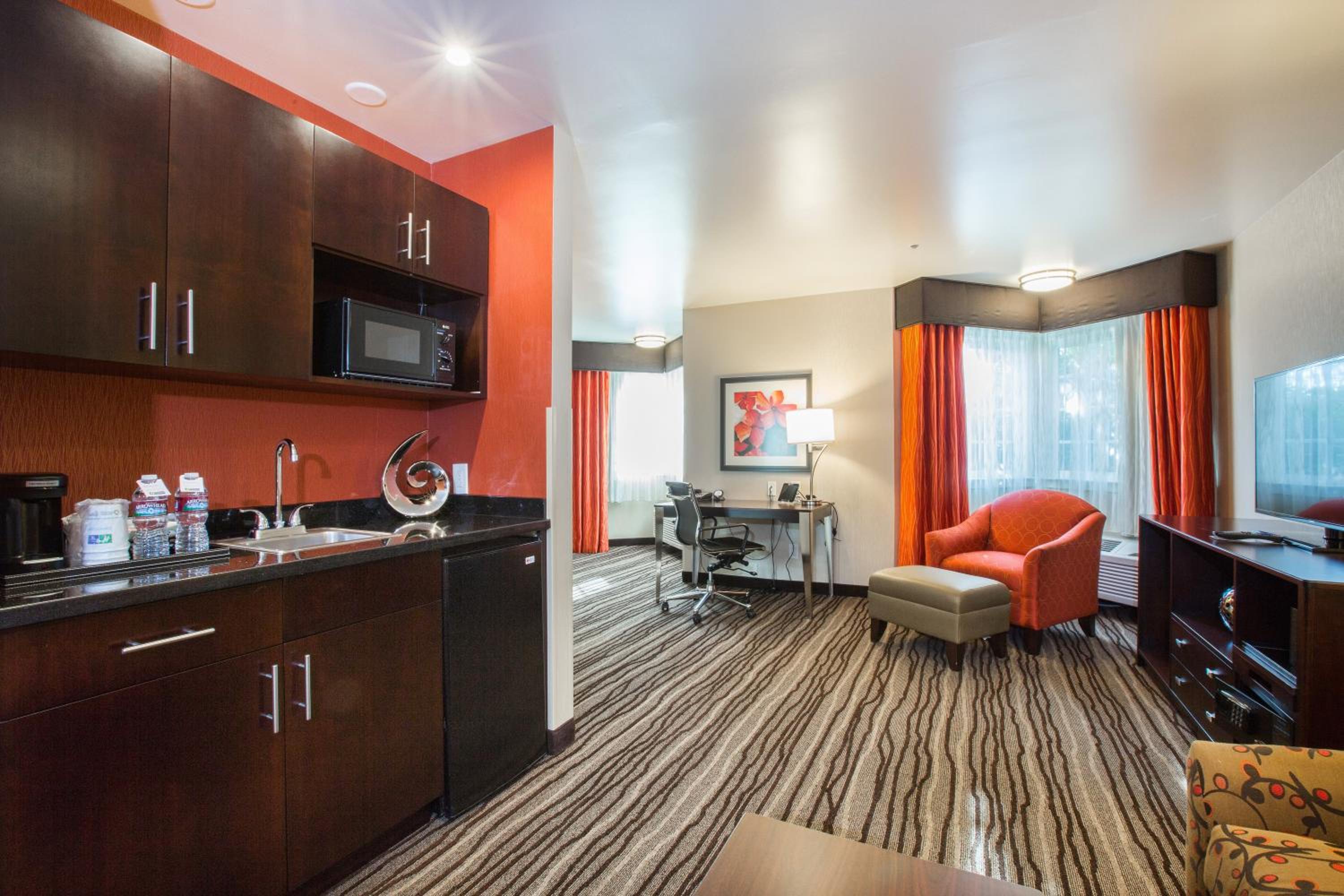 King Suite - Non-Smoking photo 3