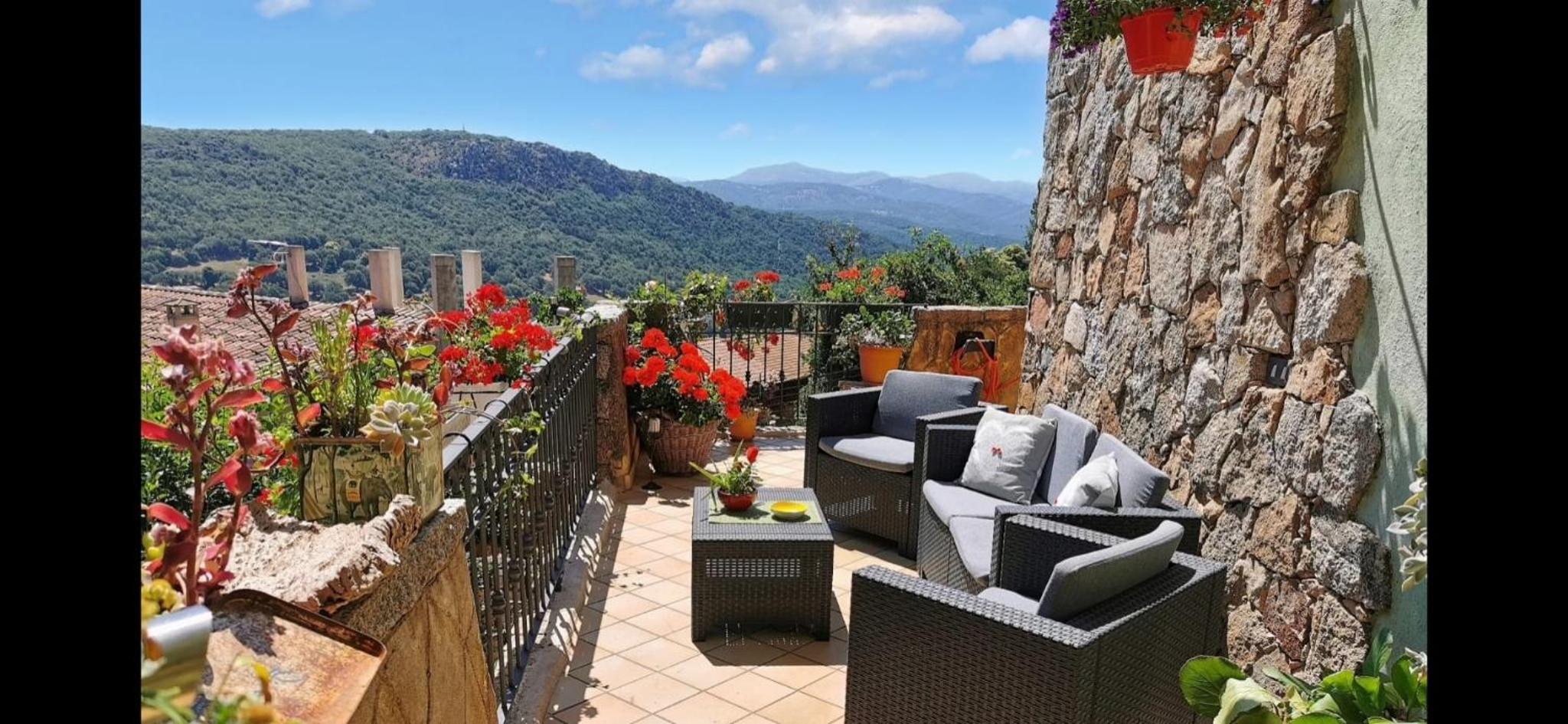 Apartment with Mountain View - Photo 7