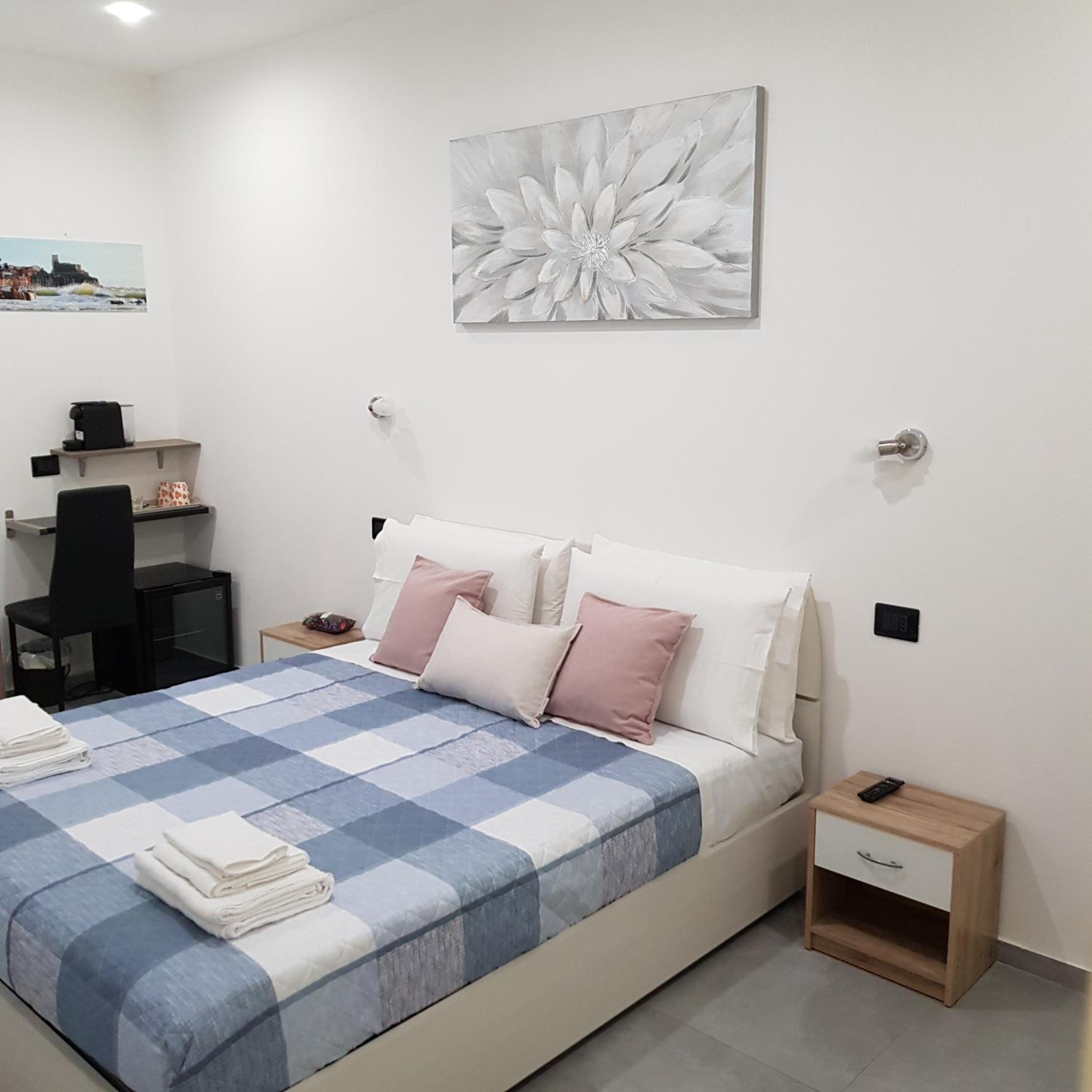 Superior King Room - Photo 3