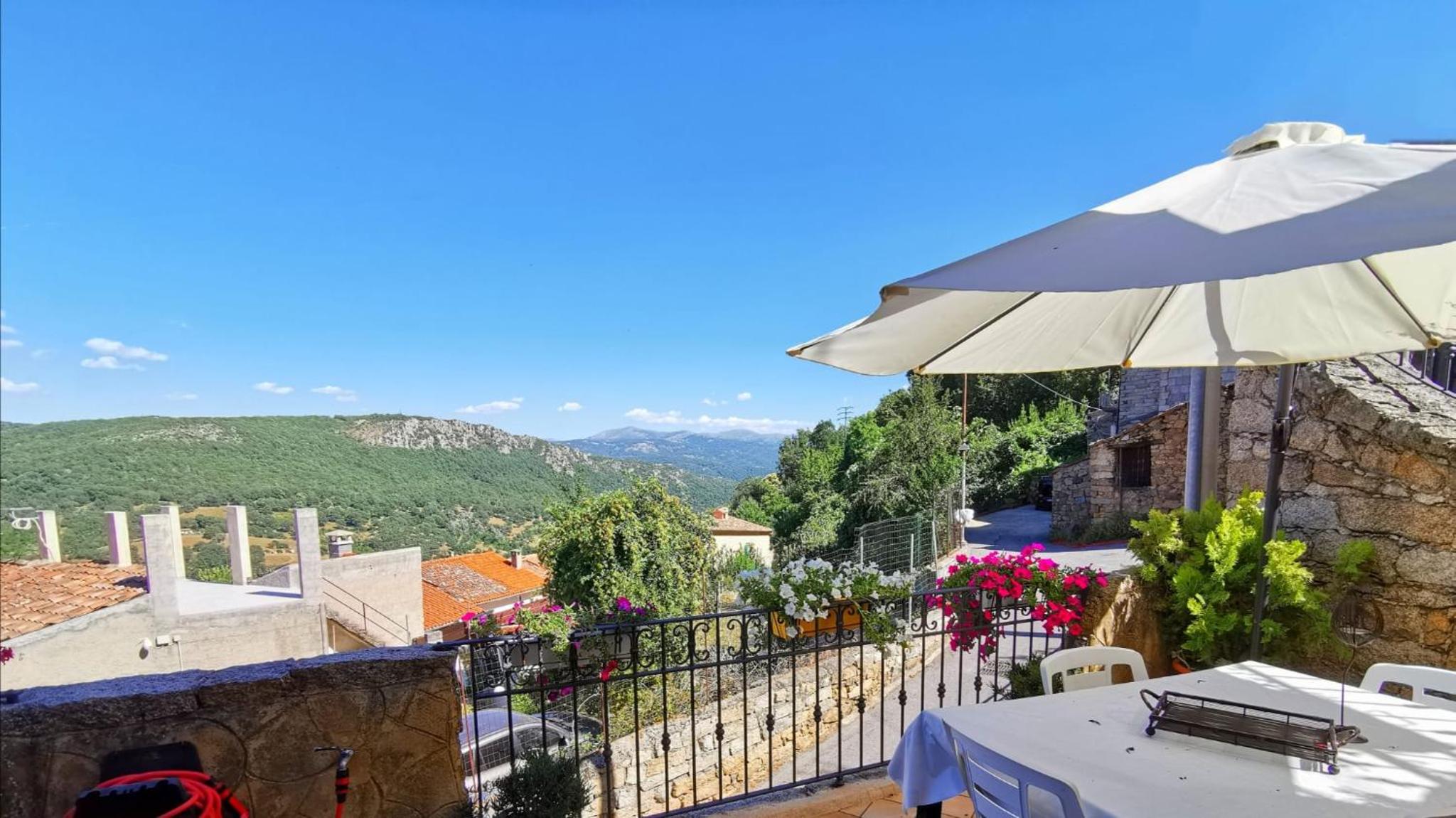 Apartment with Mountain View - Photo 9