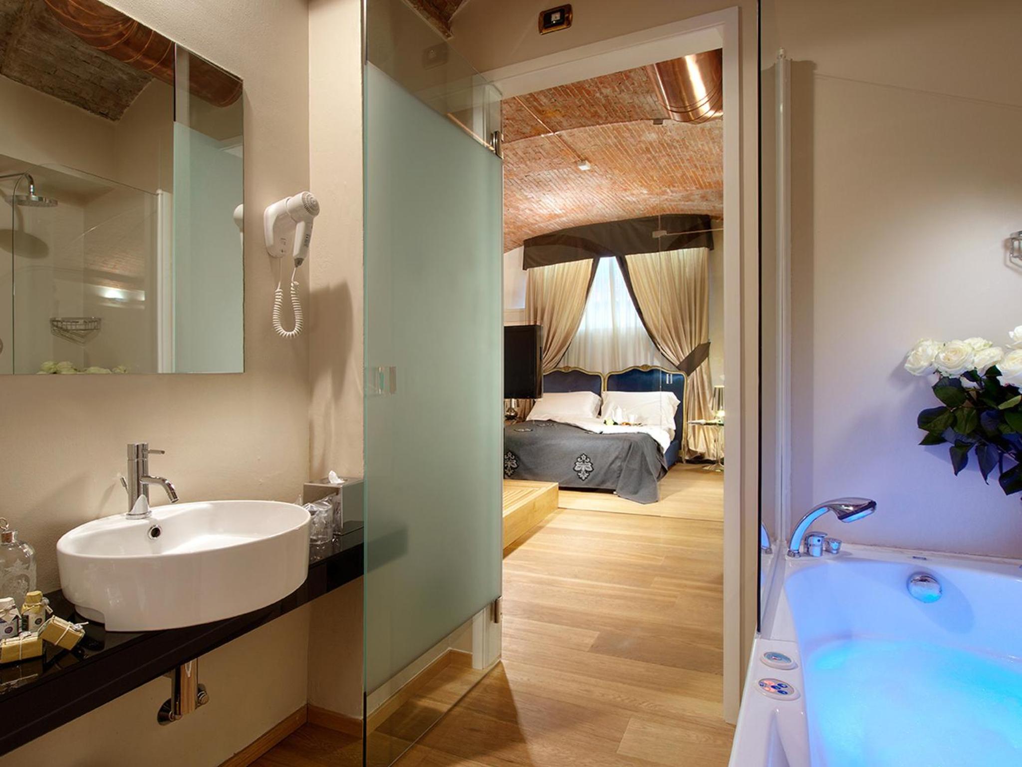 Suite with Spa Bath - Photo 2