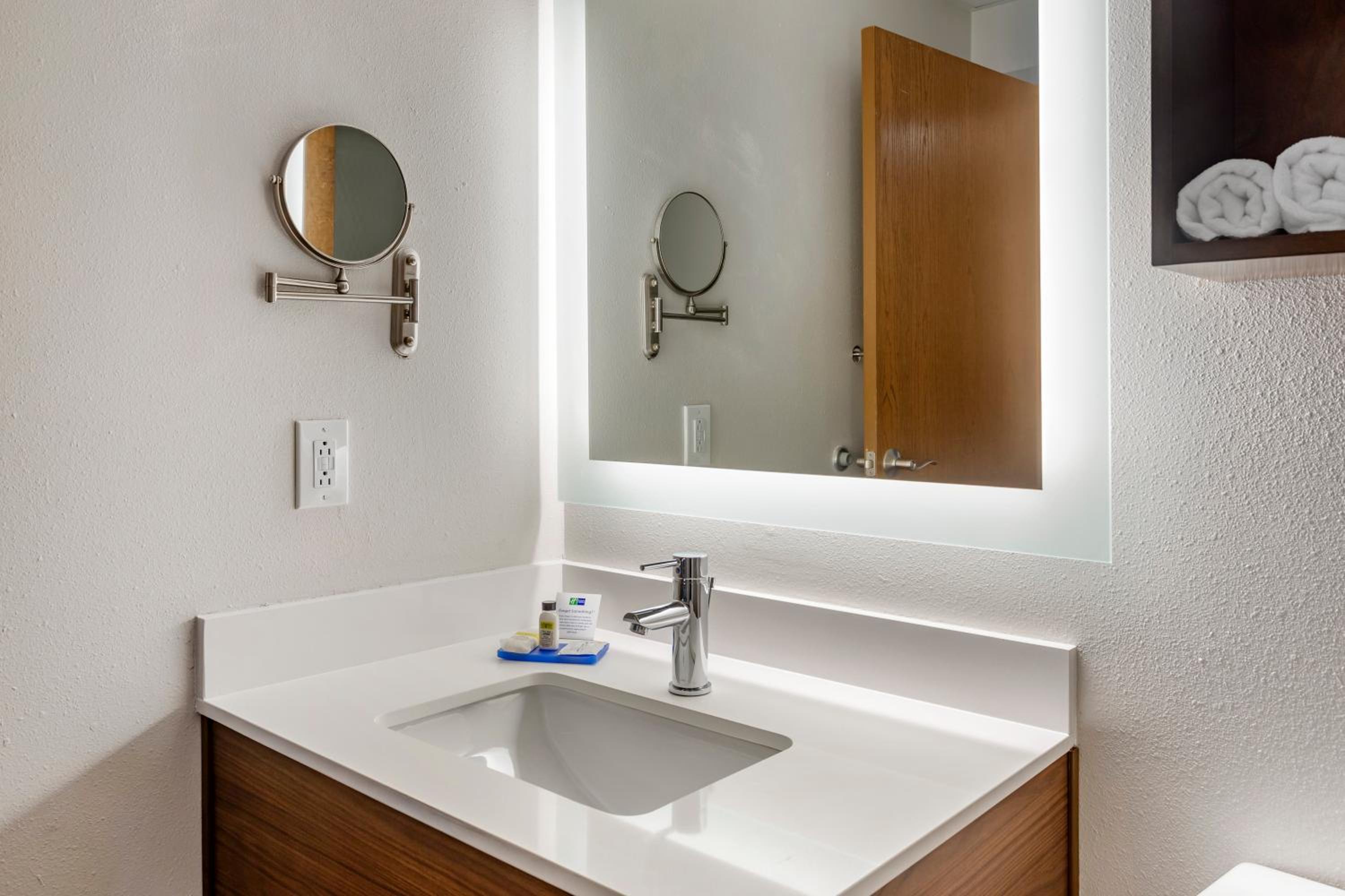 King Suite with Jetted Tub - Photo 4
