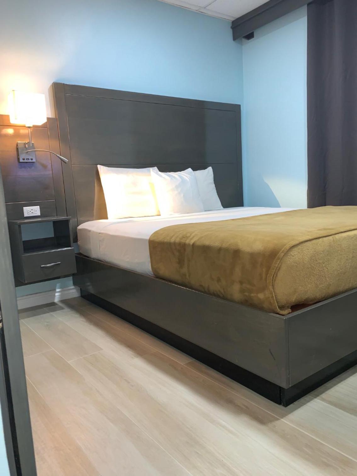 Deluxe King Room - Photo 1