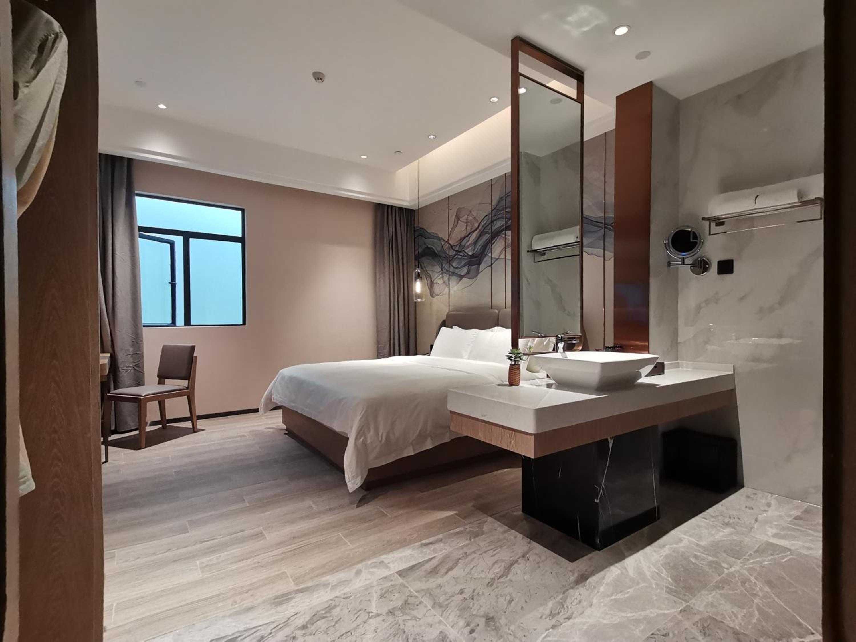 Queen Room photo 2