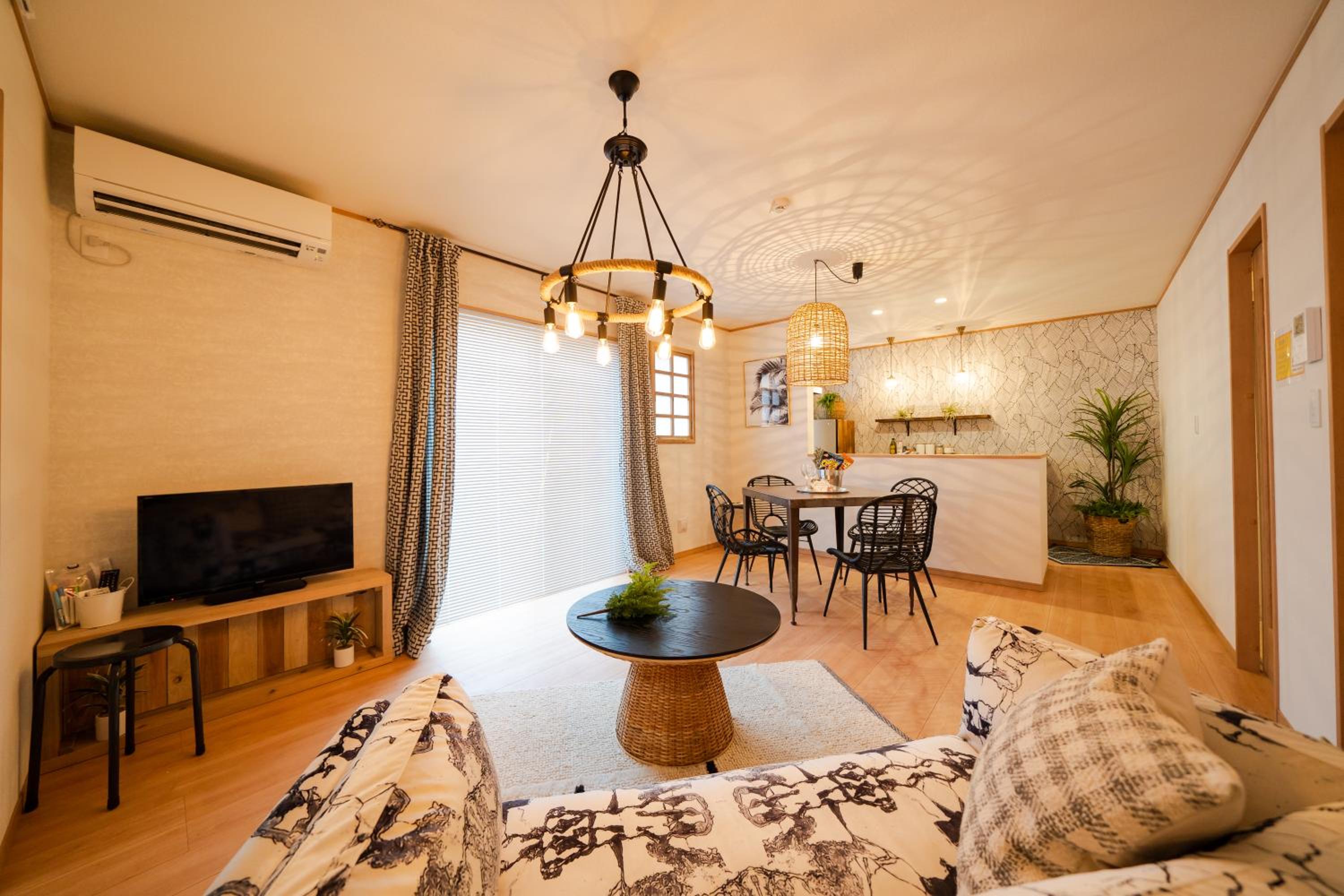 Five-Bedroom House photo 1