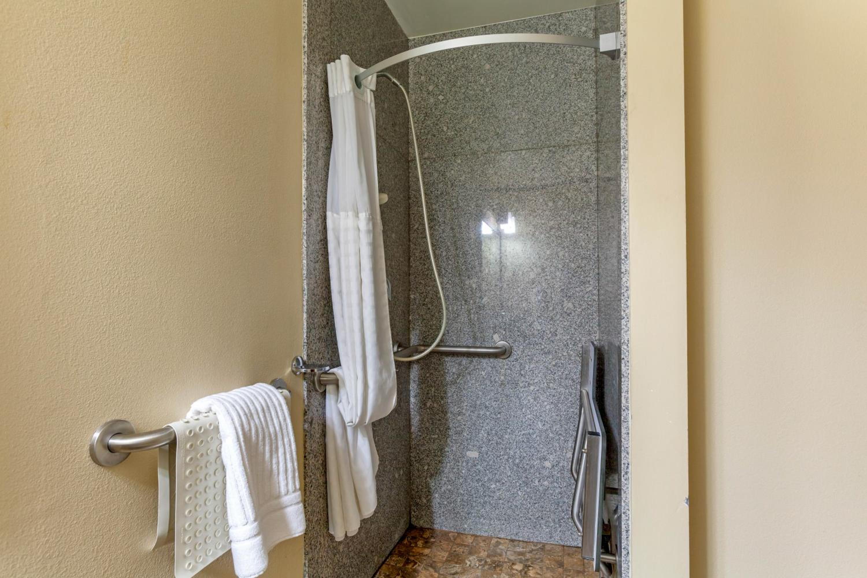 Queen Room with Two Queen Beds and Roll-In Shower - Accessible/Non-Smoking - Photo 5