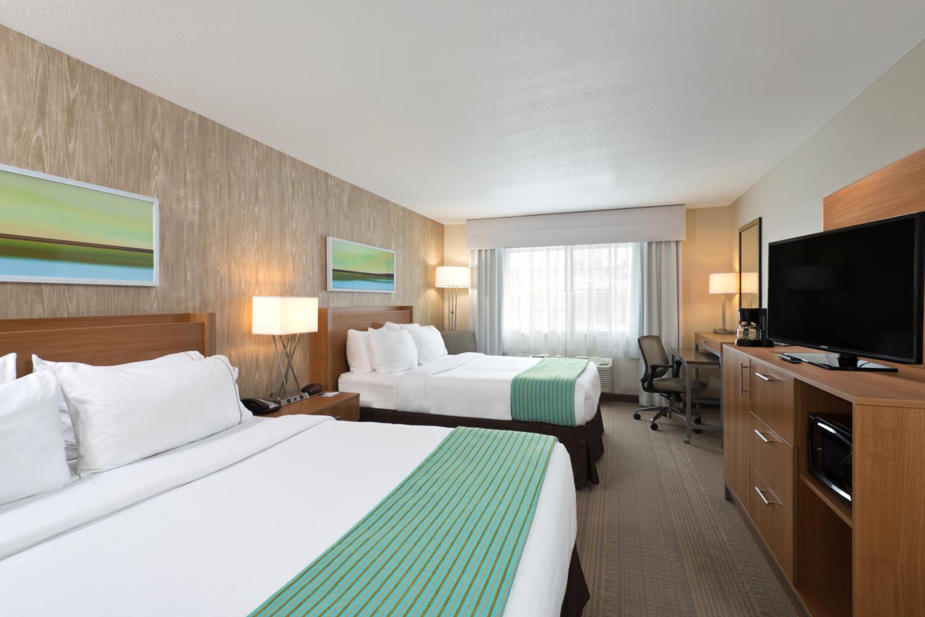 Standard Queen Room with Two Queen Beds - Photo 3