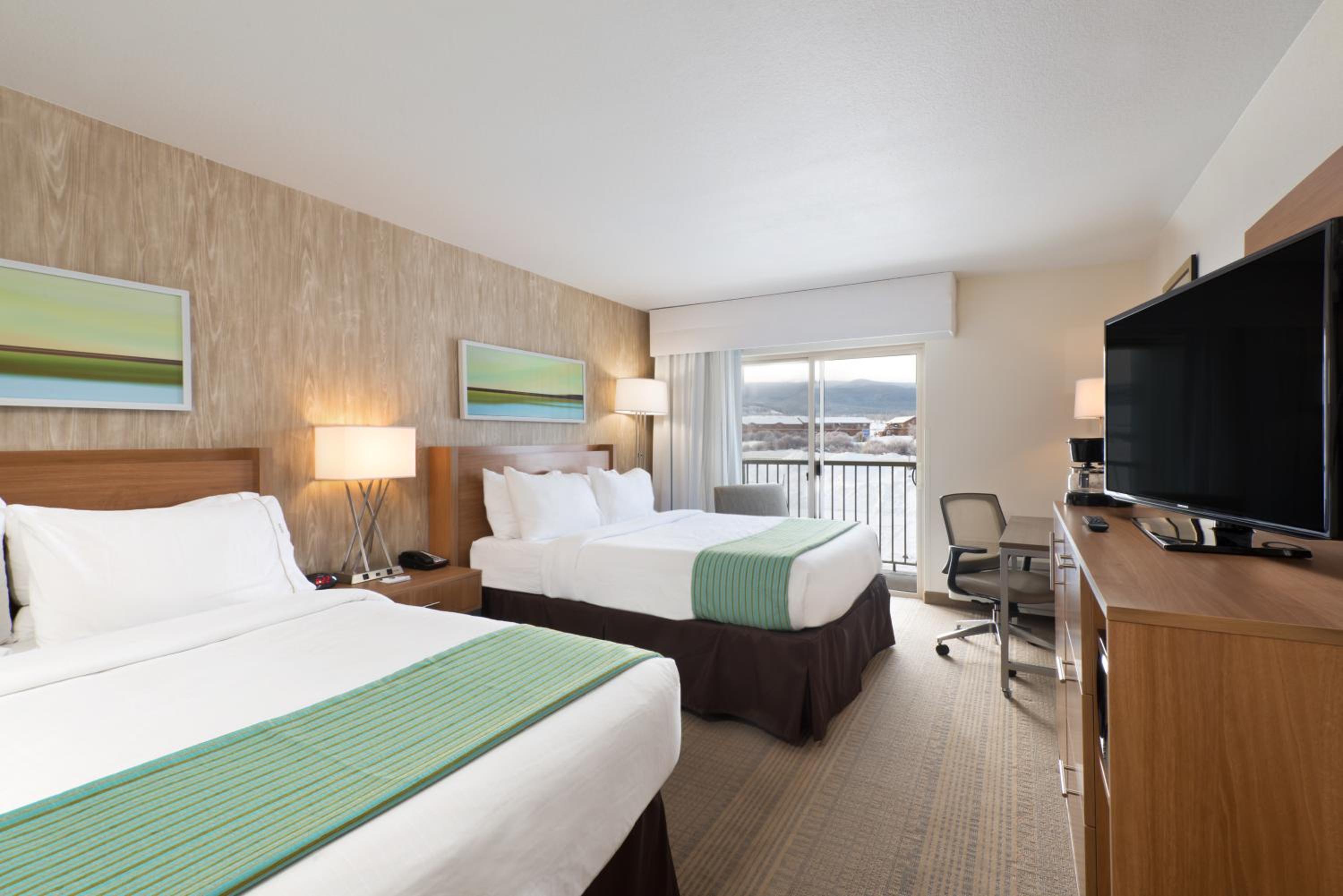 Standard Queen Room with Two Queen Beds - Photo 4