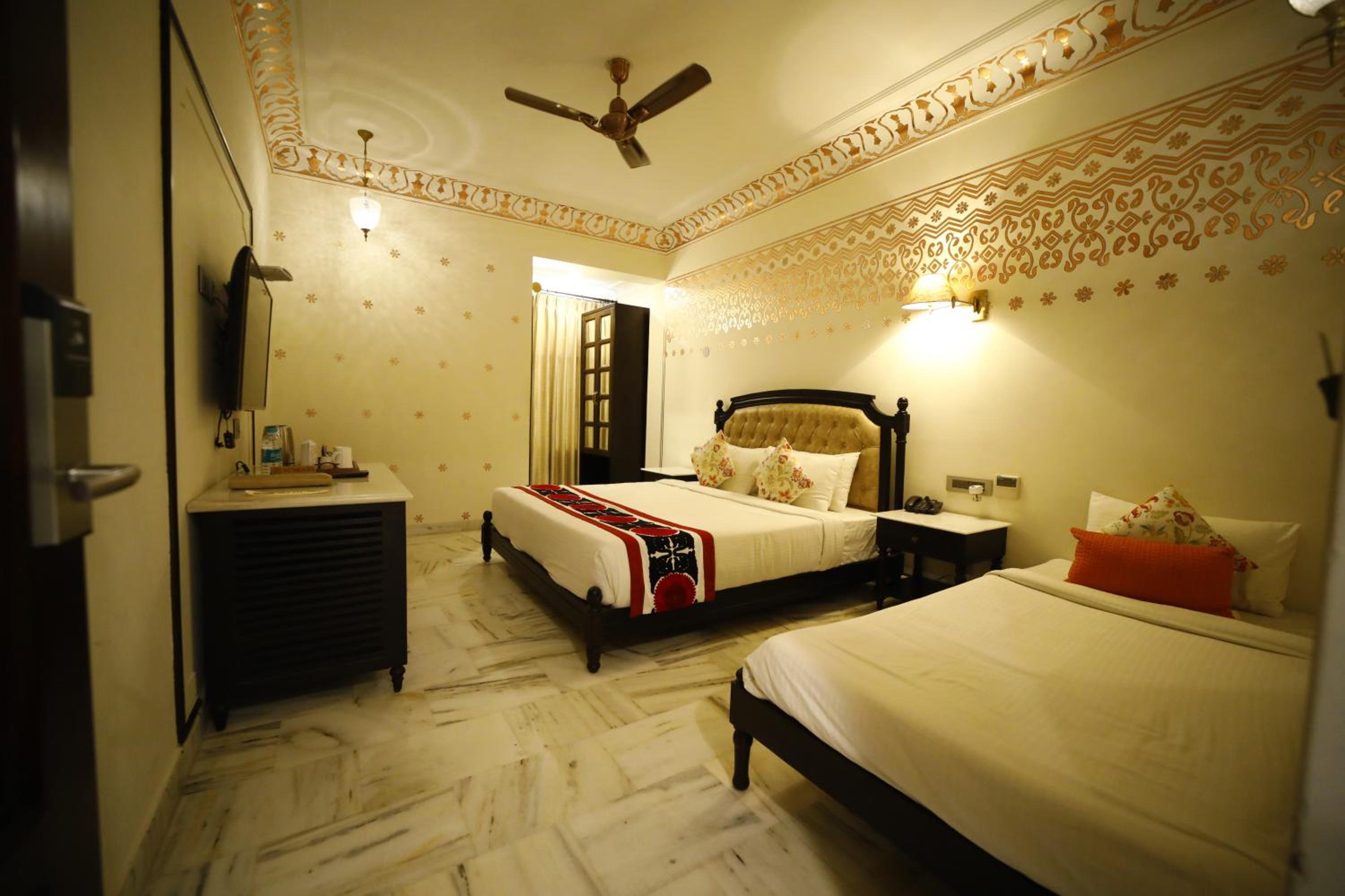 Royal Room King Size Bed: Enjoy Happy Hours with 2+1 offer, 20% off on F&B services,20% Off on Laundry service ,Free Pick up on Arrival only from Train or Bus station (8am-8pm) - Photo 27