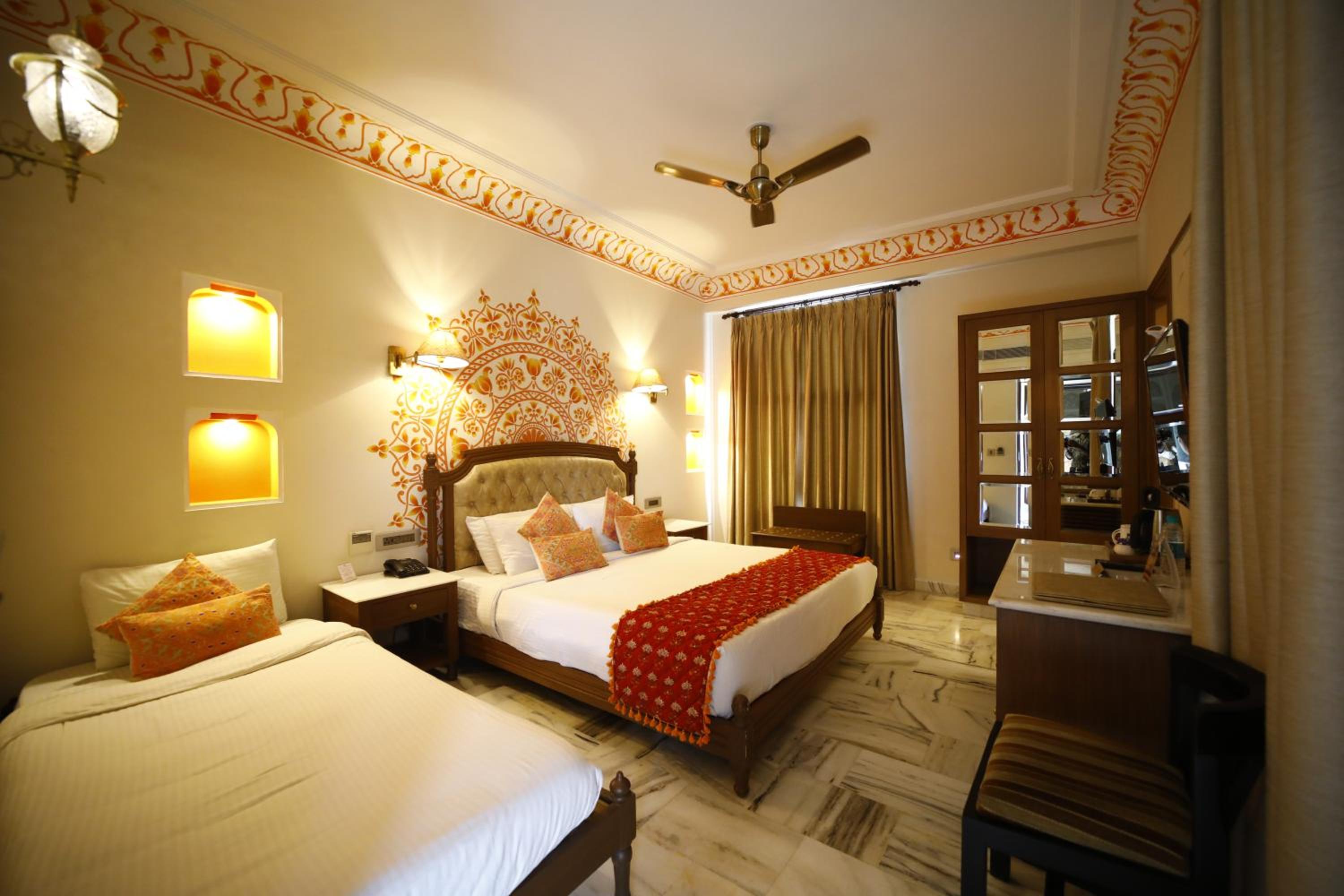 Royal Room King Size Bed: Enjoy Happy Hours with 2+1 offer, 20% off on F&B services,20% Off on Laundry service ,Free Pick up on Arrival only from Train or Bus station (8am-8pm) - Photo 26