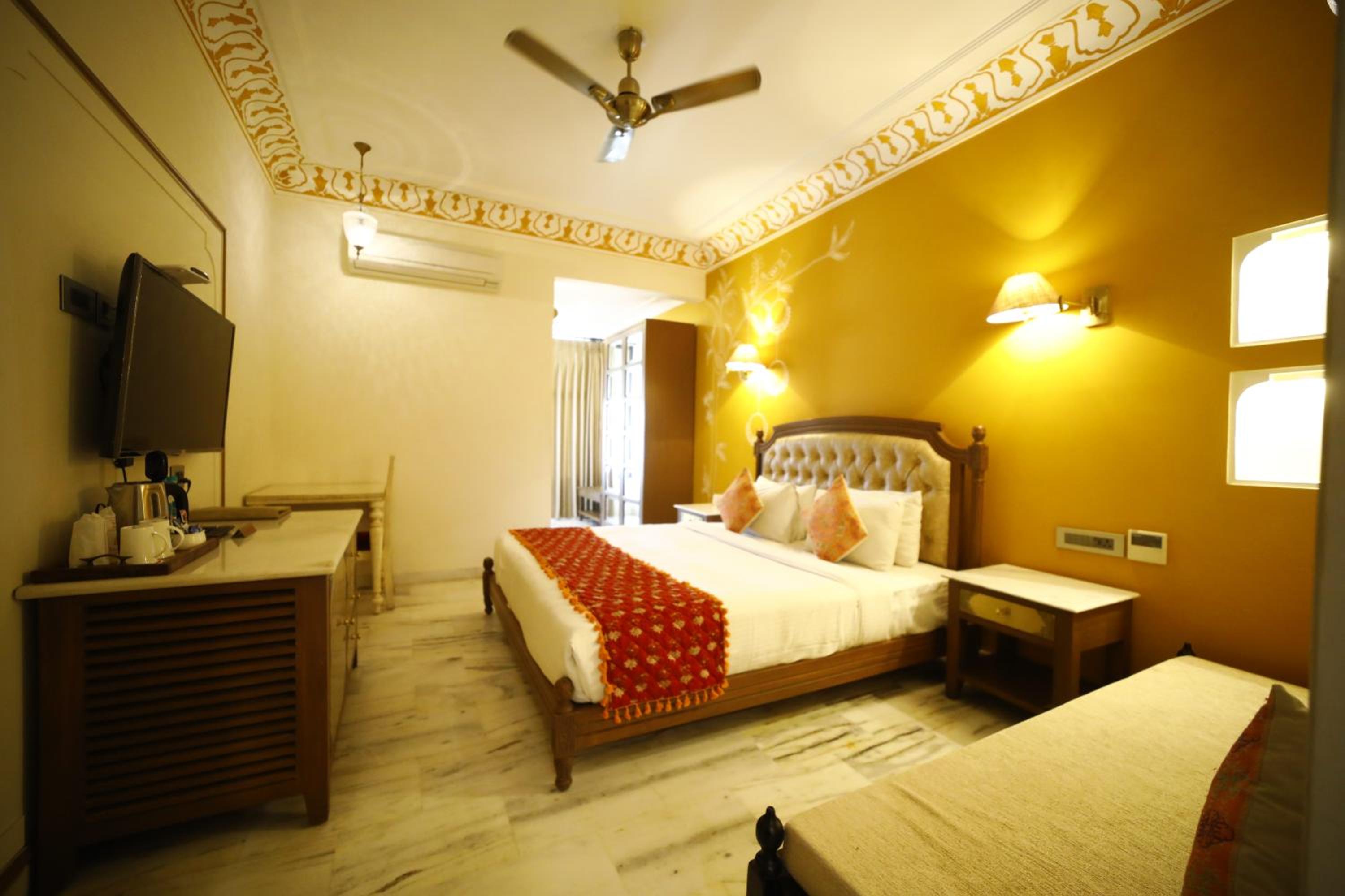 Royal Room King Size Bed: Enjoy Happy Hours with 2+1 offer, 20% off on F&B services,20% Off on Laundry service ,Free Pick up on Arrival only from Train or Bus station (8am-8pm) - Photo 25