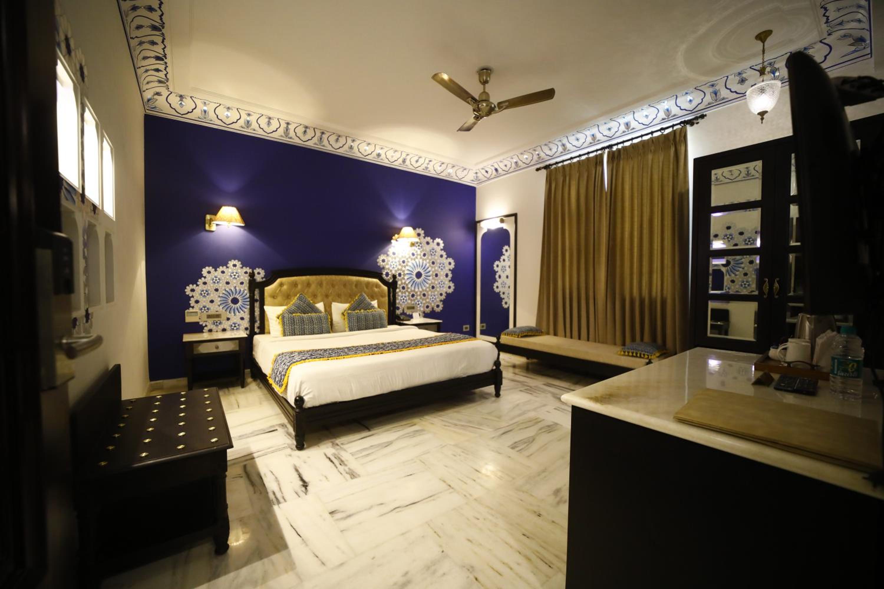 Royal Room King Size Bed: Enjoy Happy Hours with 2+1 offer, 20% off on F&B services,20% Off on Laundry service ,Free Pick up on Arrival only from Train or Bus station (8am-8pm) - Photo 23