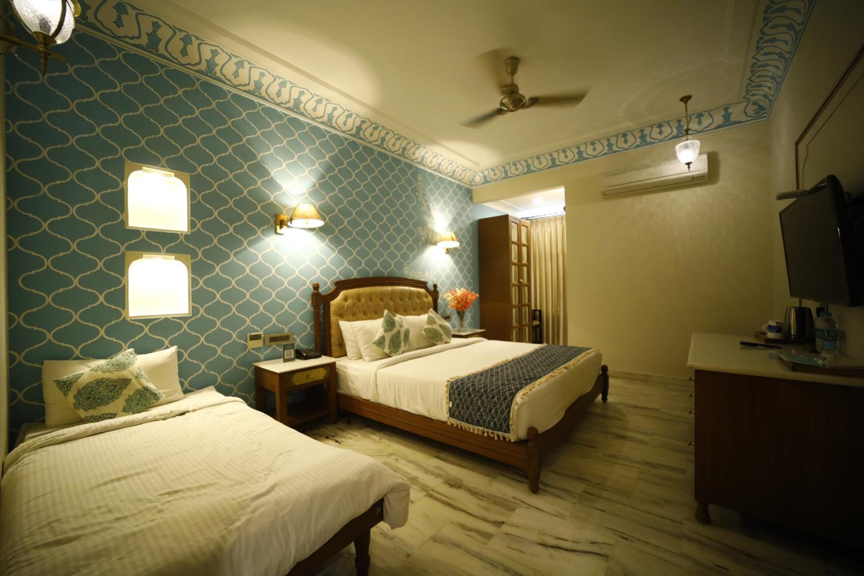 Royal Room King Size Bed: Enjoy Happy Hours with 2+1 offer, 20% off on F&B services,20% Off on Laundry service ,Free Pick up on Arrival only from Train or Bus station (8am-8pm) - Photo 22