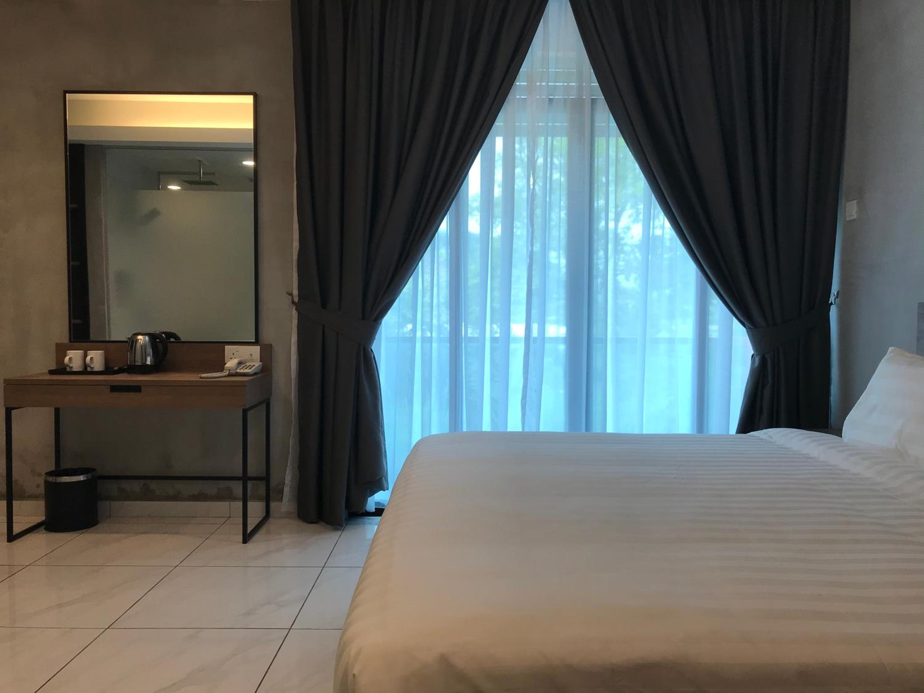 Deluxe King Room - Photo 6