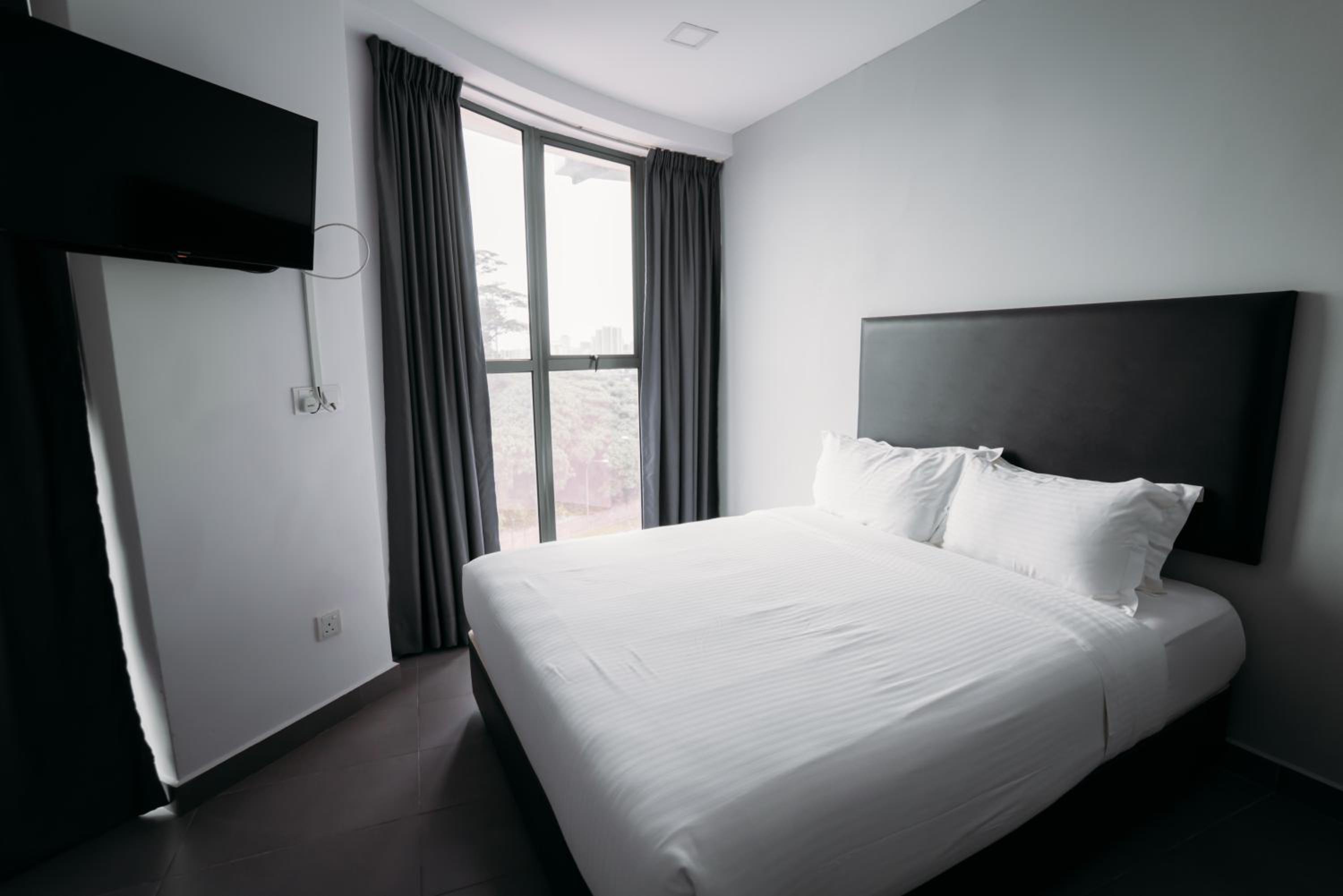 Deluxe Queen Room