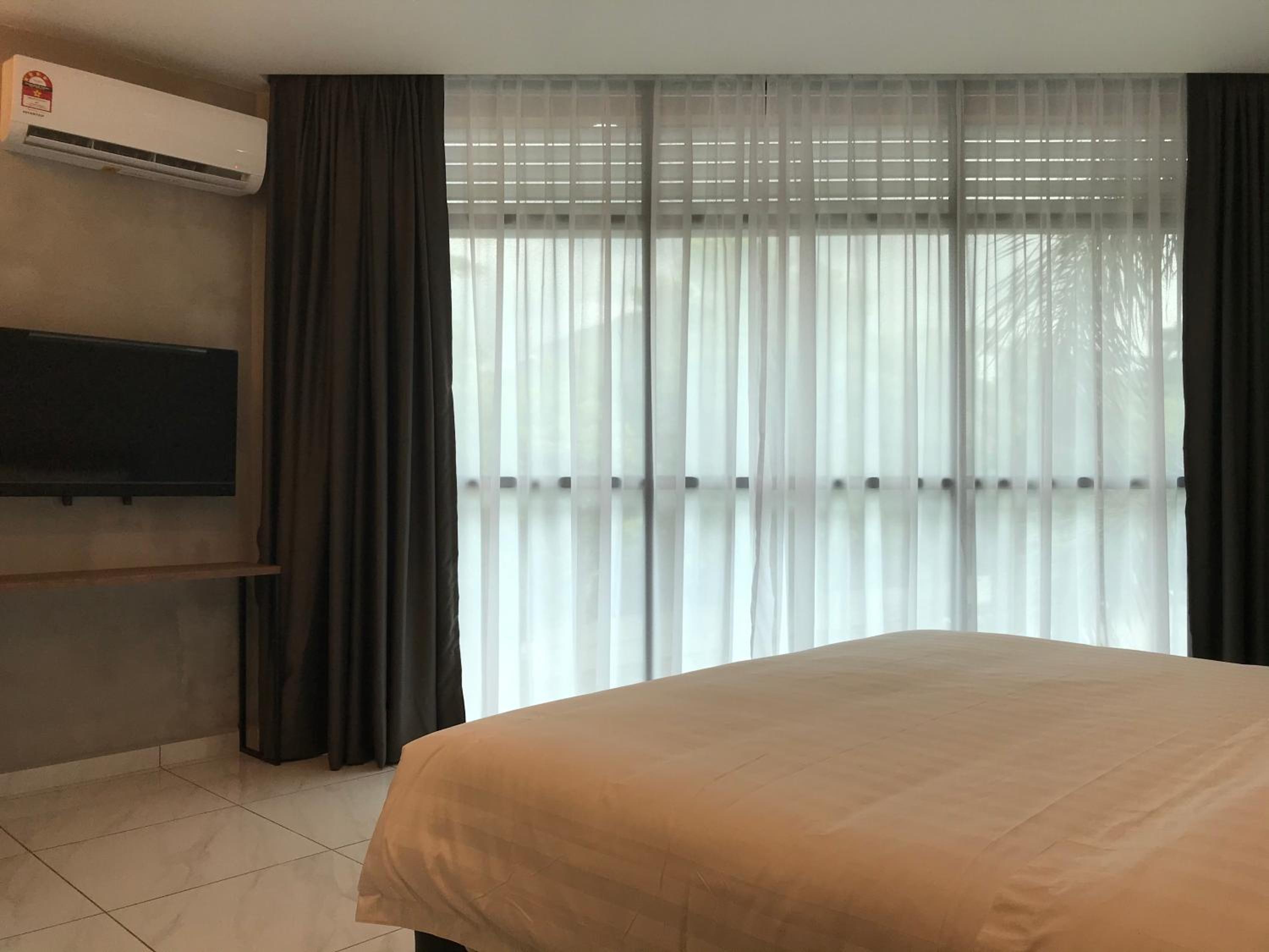 Deluxe King Room - Photo 9
