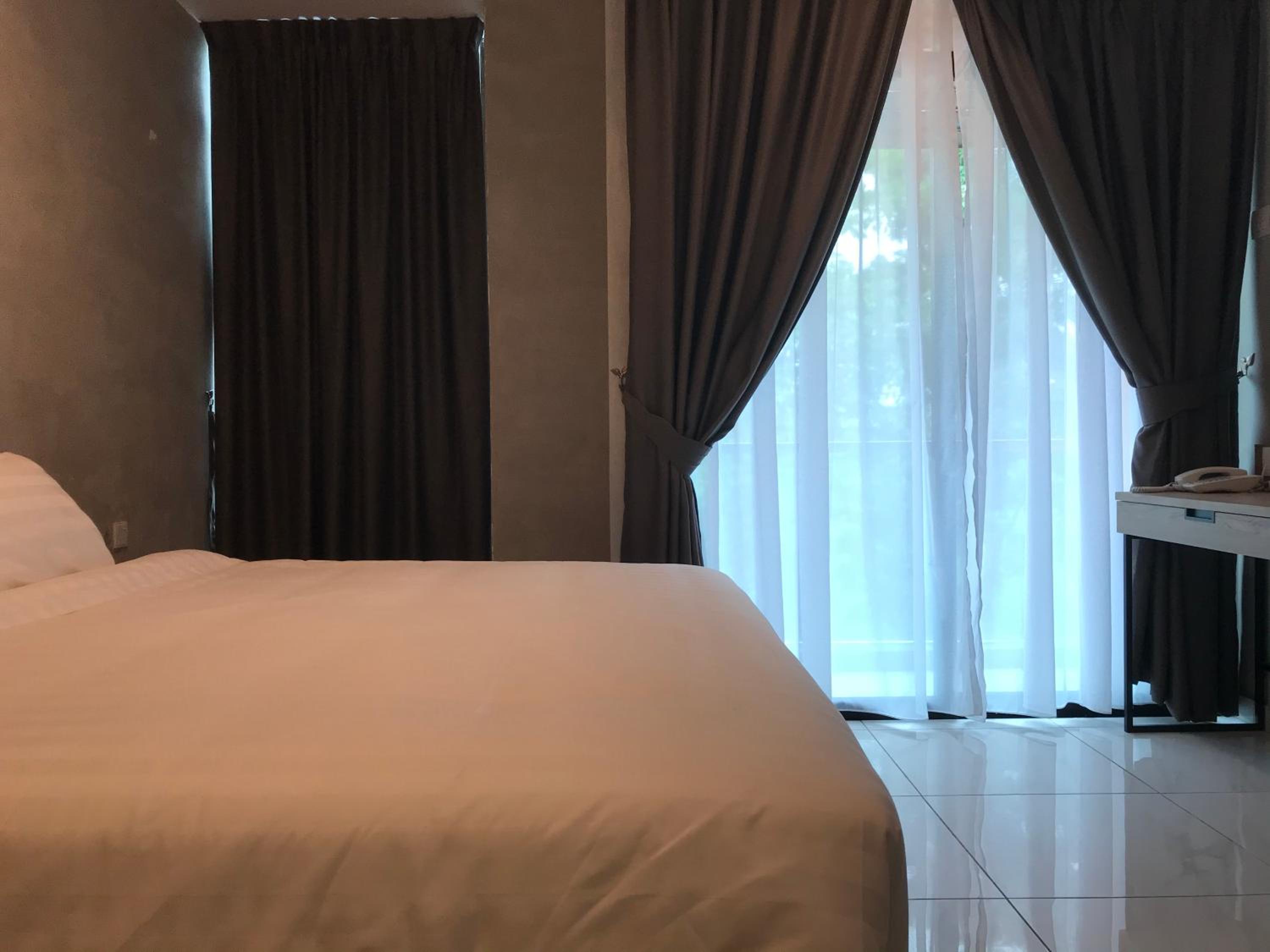 Deluxe King Room - Photo 7