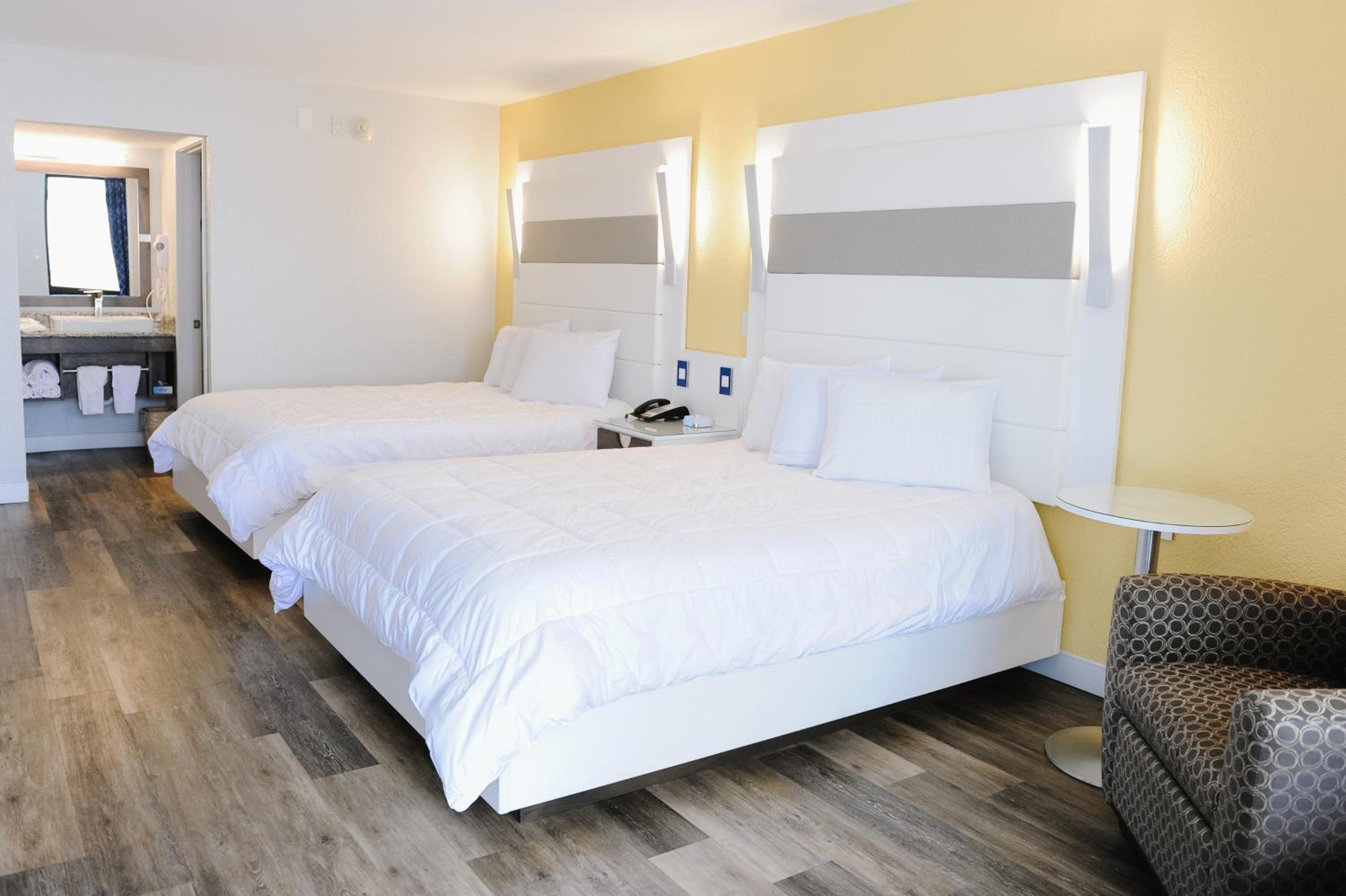 Queen Room with Two Queen Beds - Photo 2