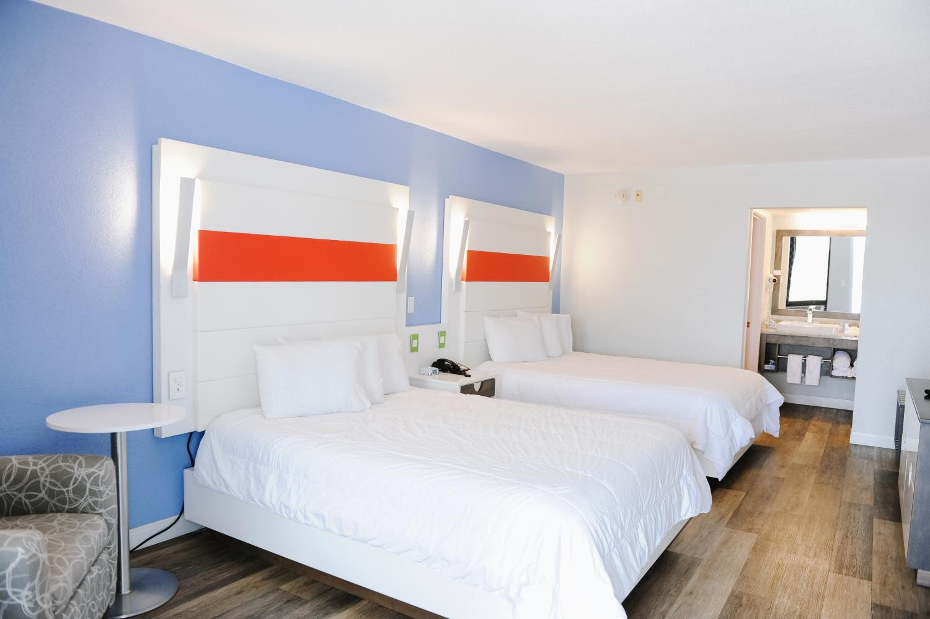 Queen Room with Two Queen Beds - Photo 4