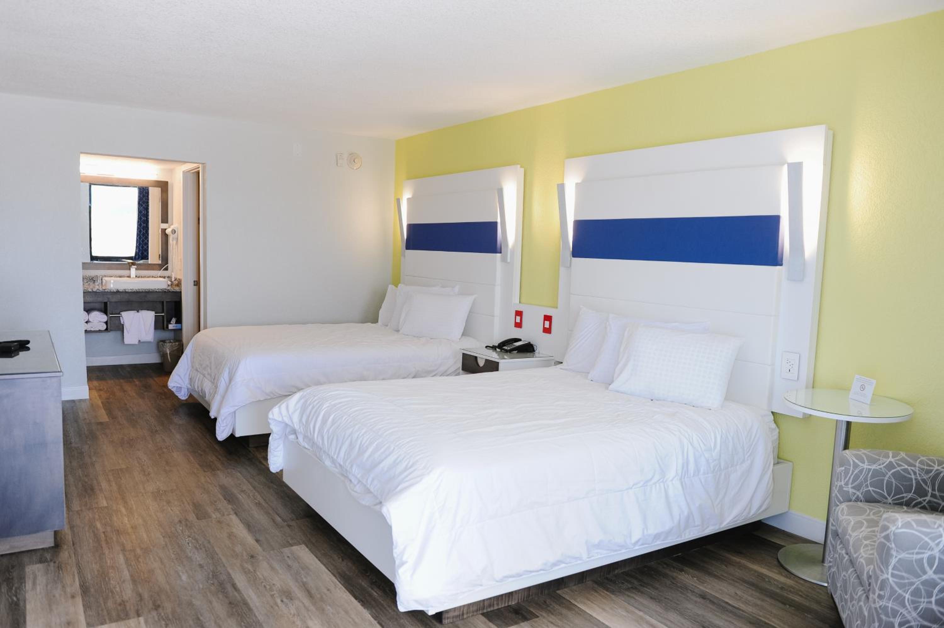 Queen Room with Two Queen Beds - Photo 3