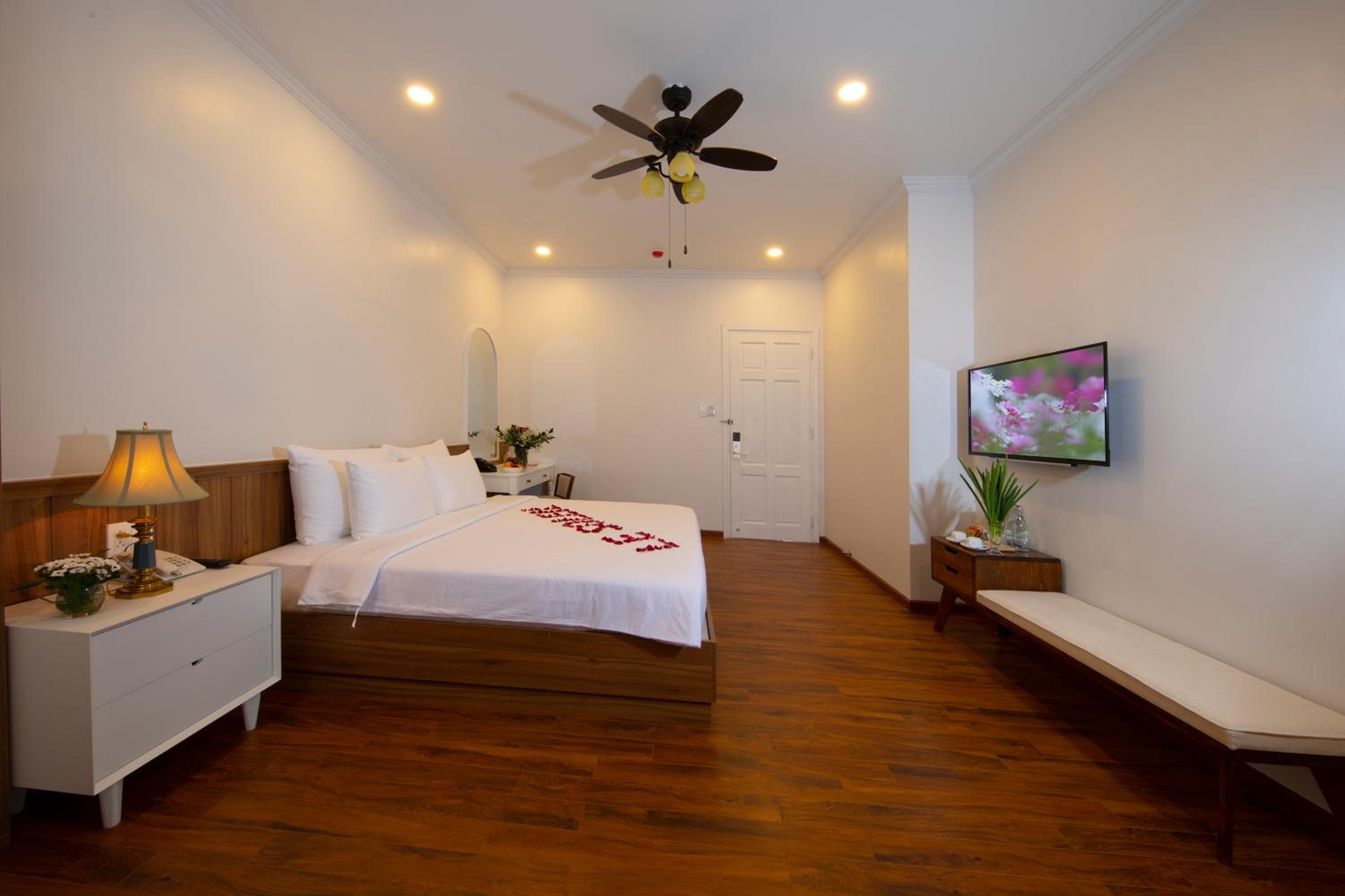 Deluxe Double Room - Photo 11